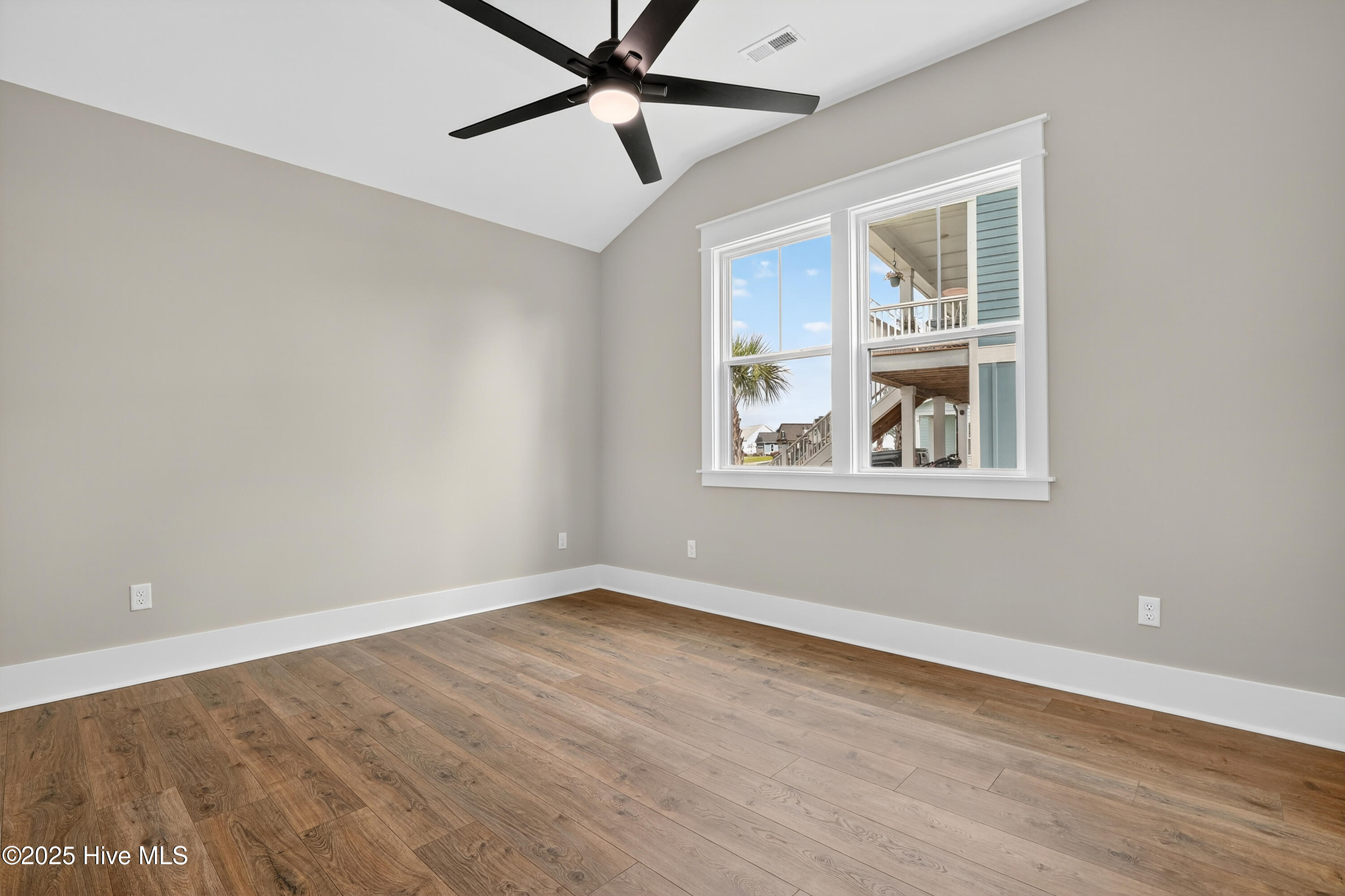 100546984 | Photo 32