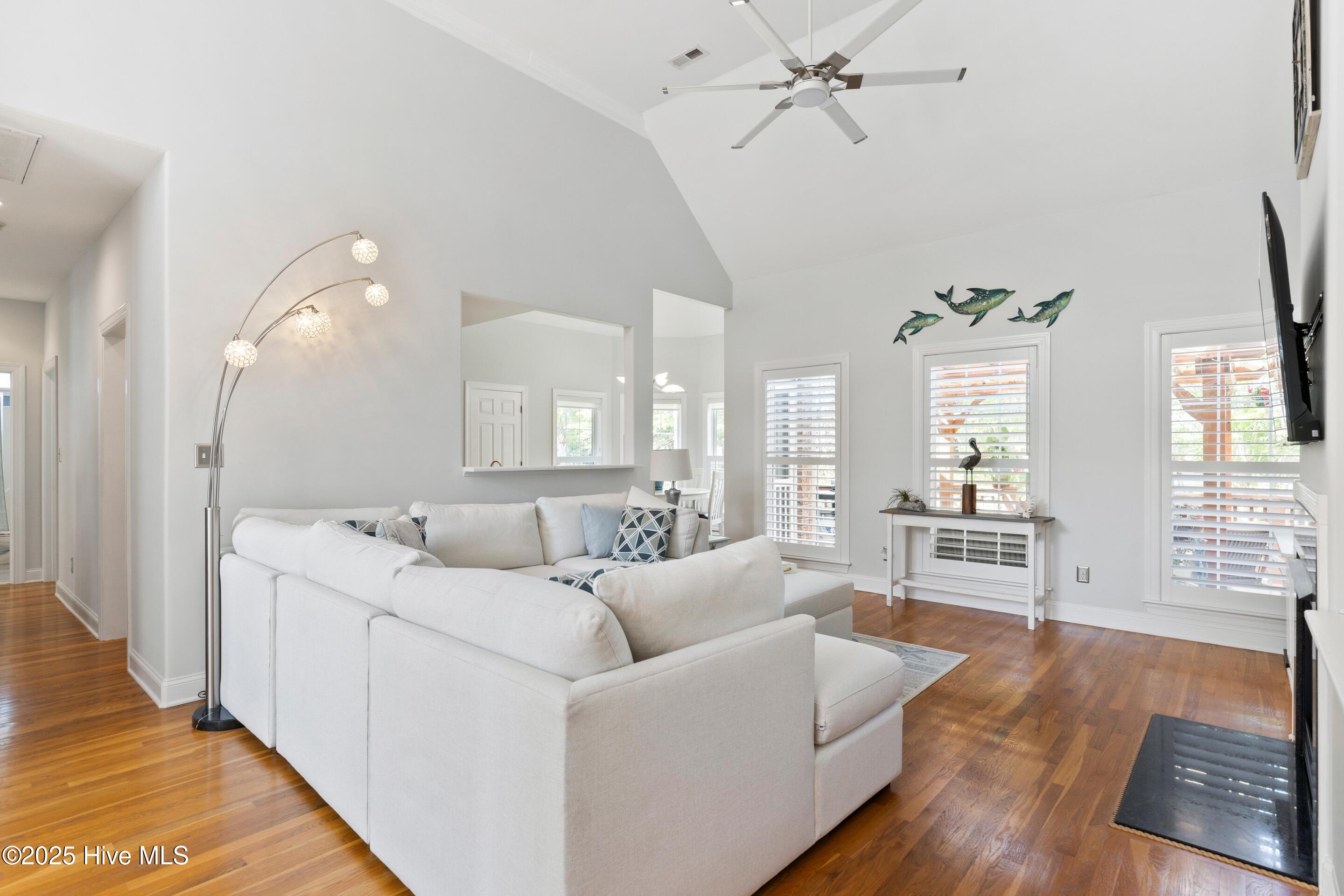 100536475 | Photo 11