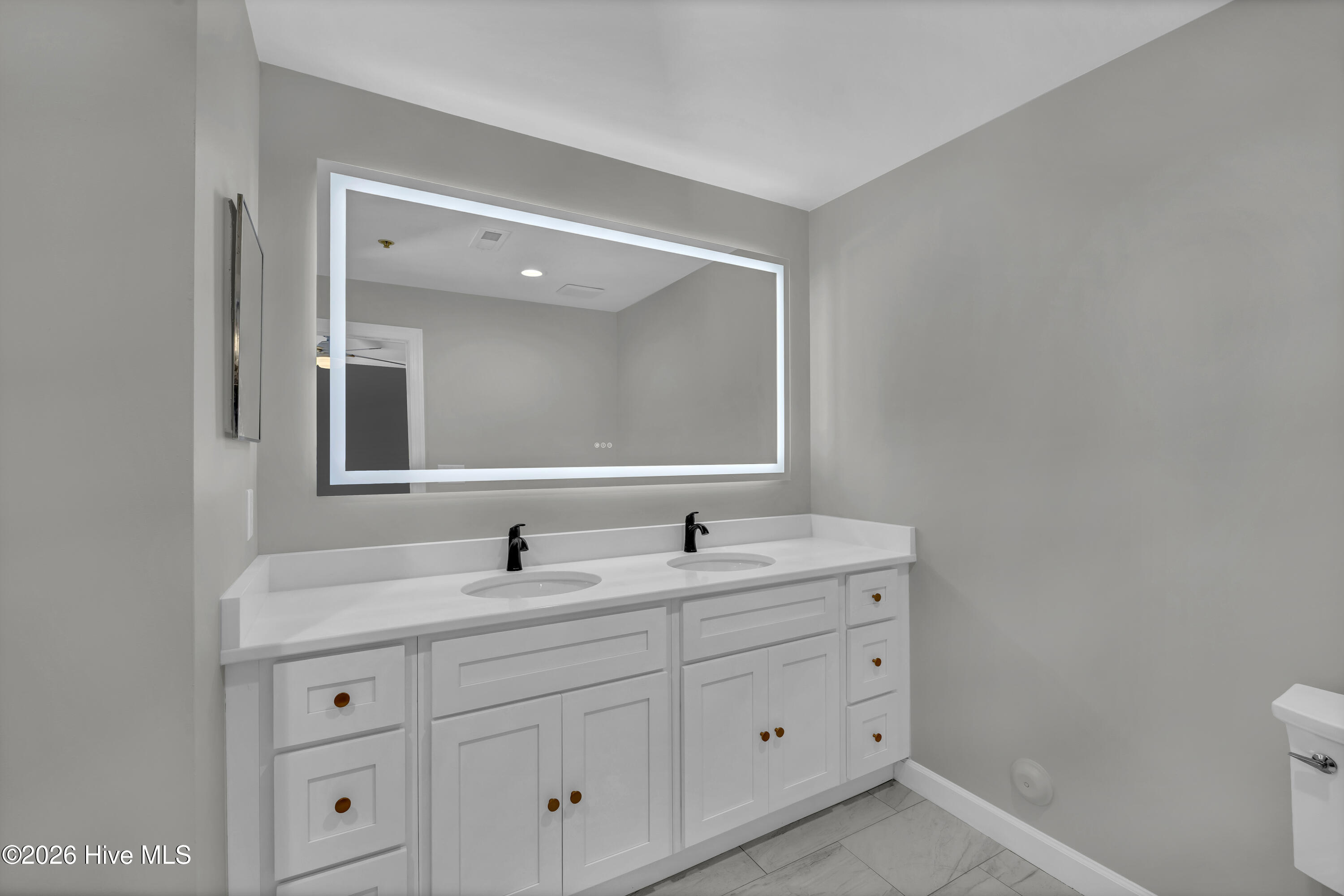 100549399 | Photo 13