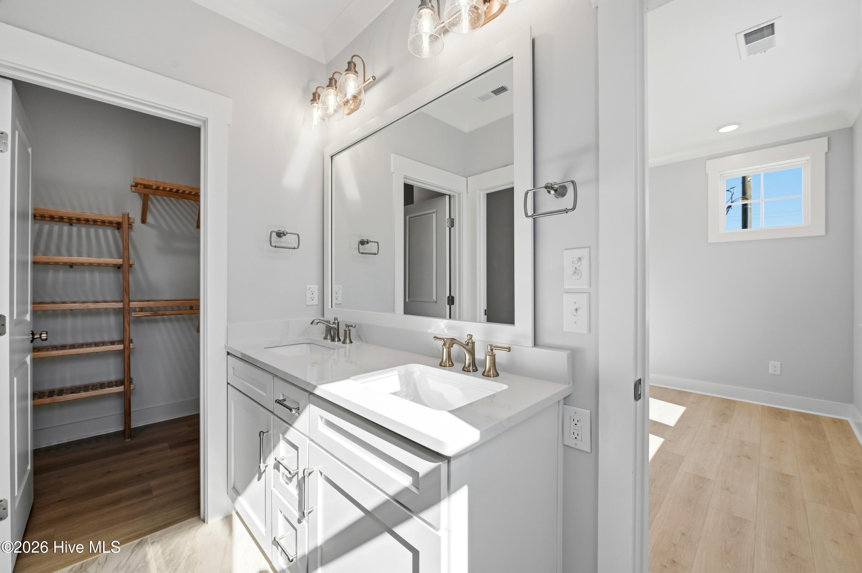 100566798 | Photo 23