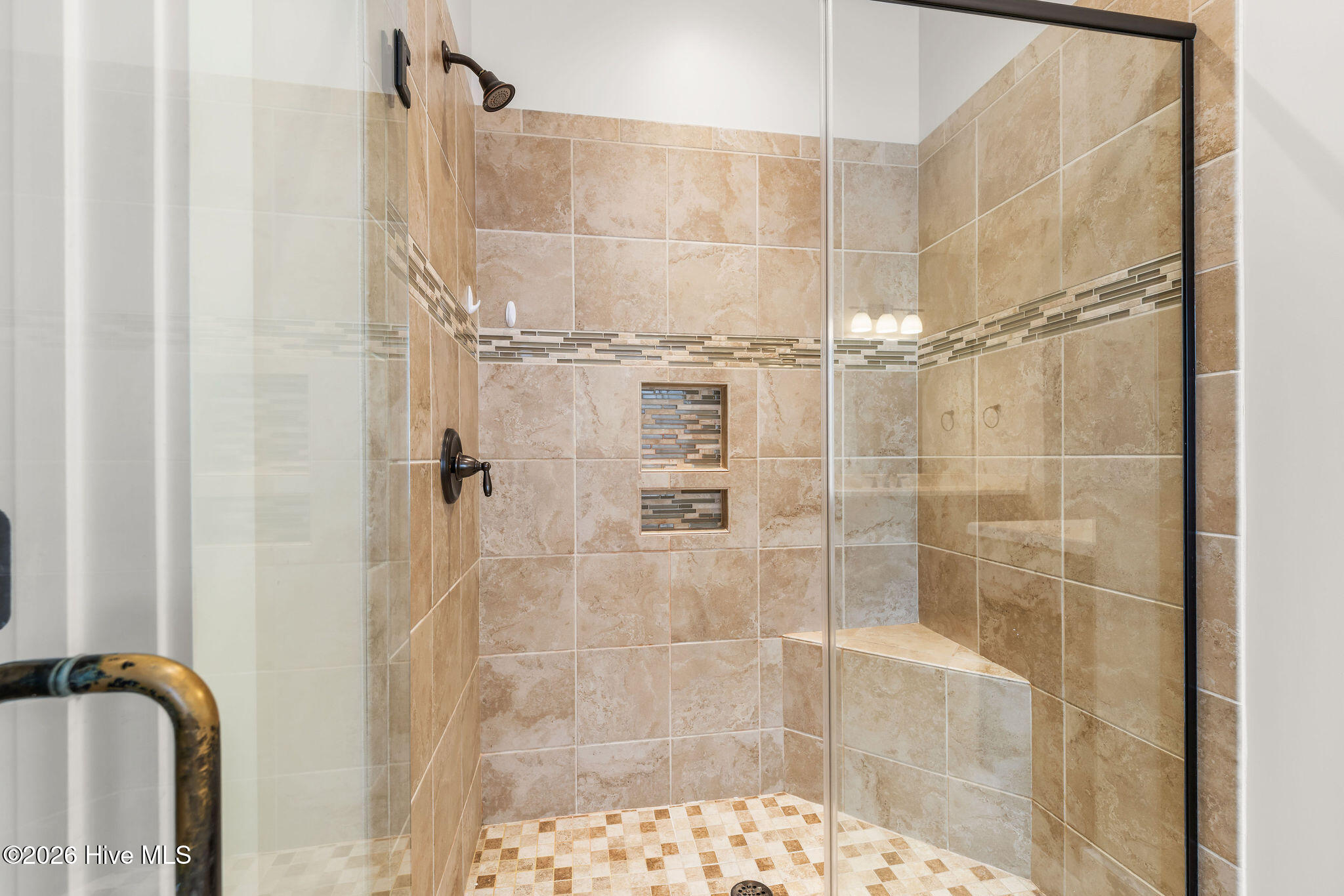 100548590 | Photo 27