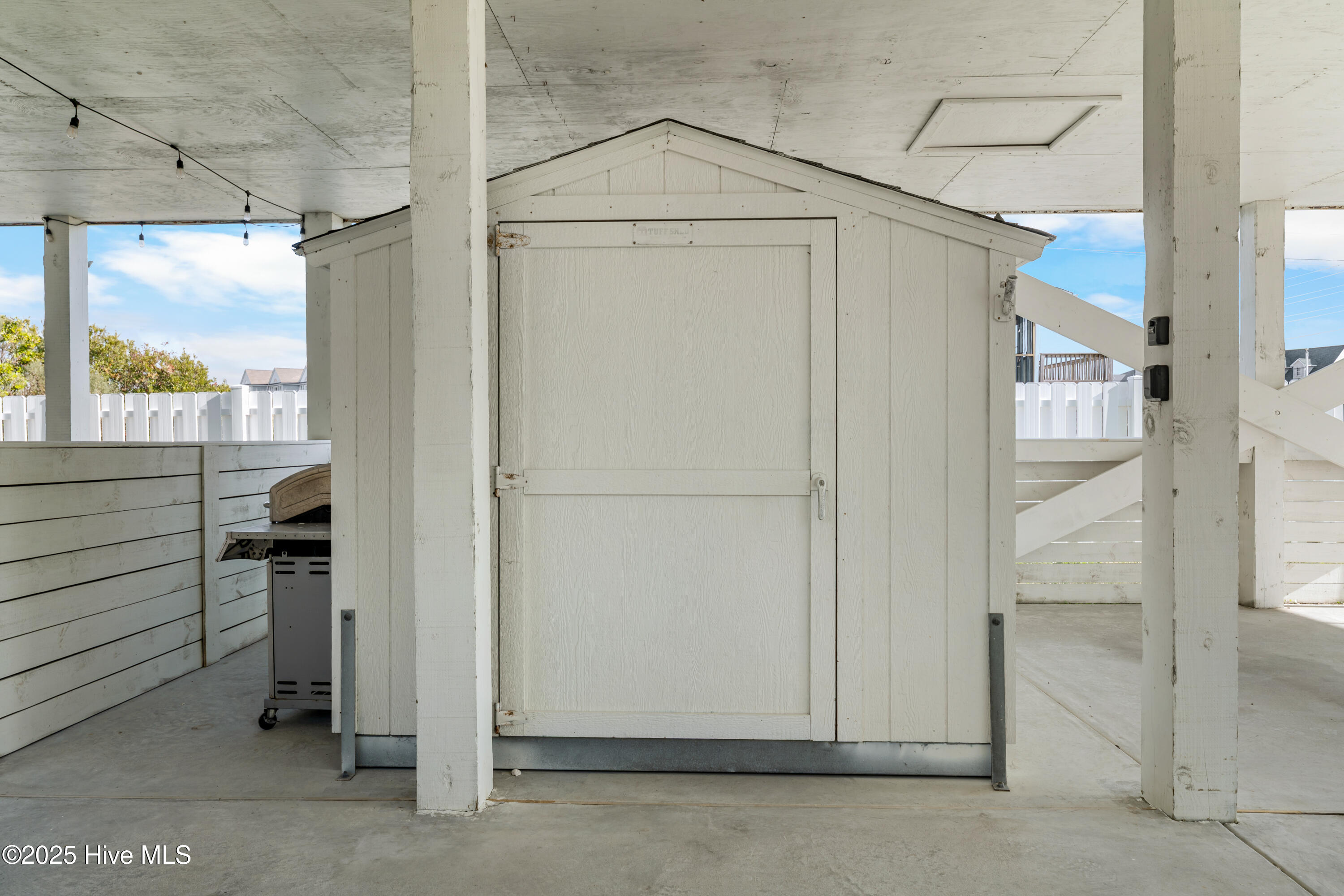 100544143 | Photo 37