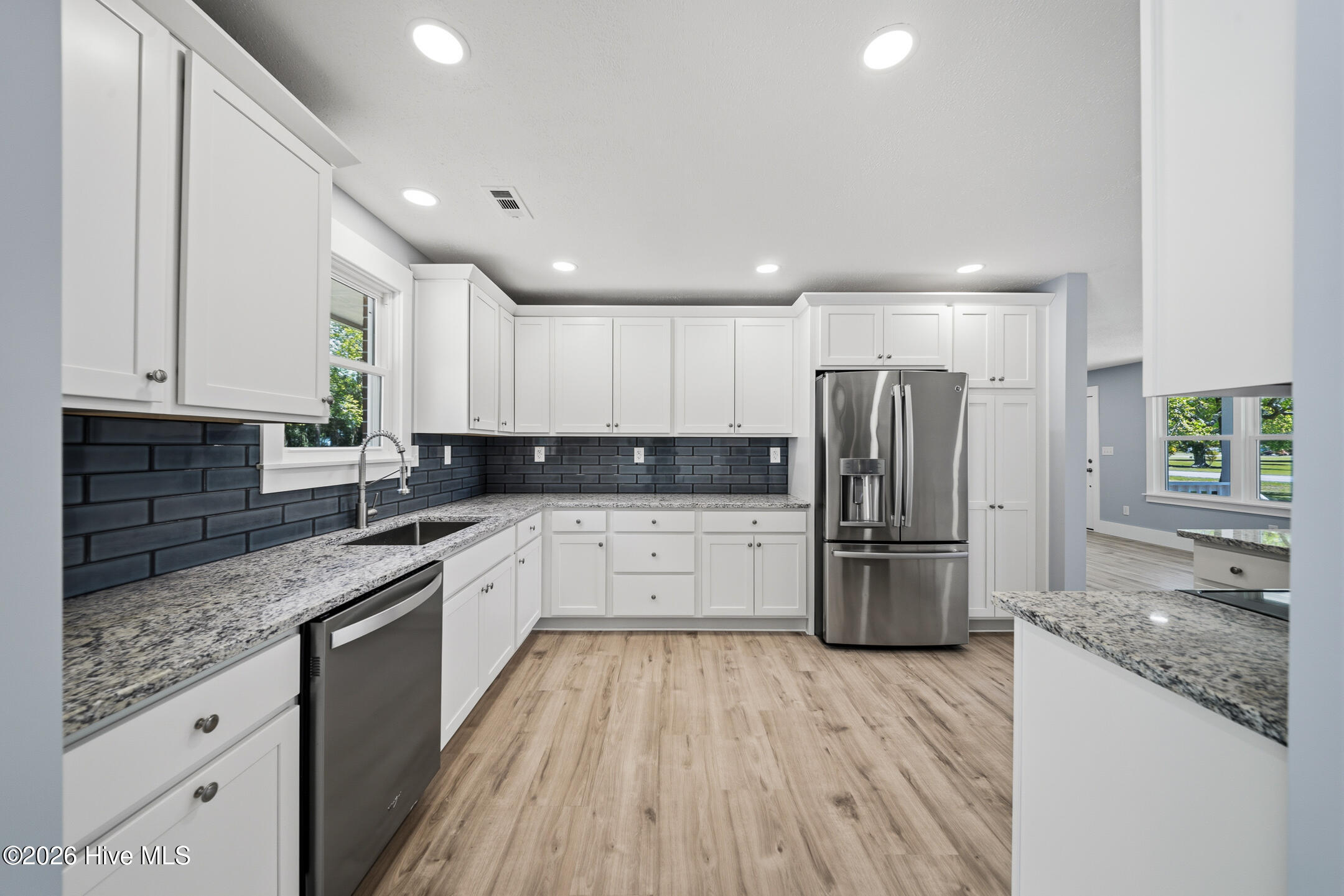 100570664 | Photo 15