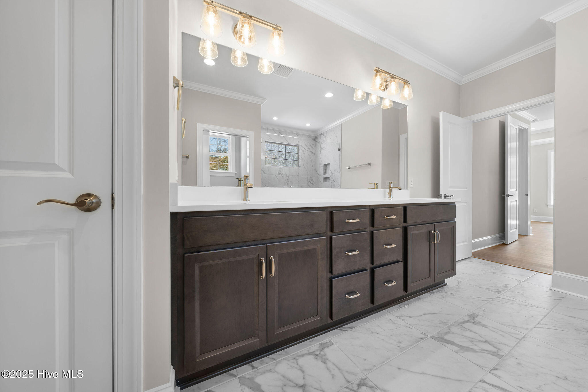 100488997 | Photo 39