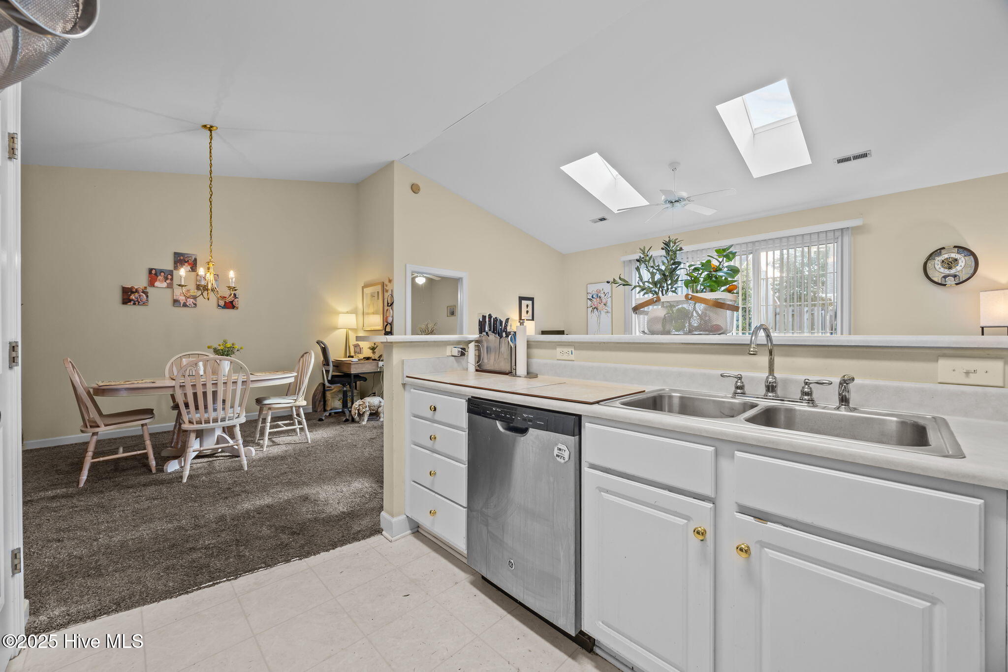 100532980 | Photo 14