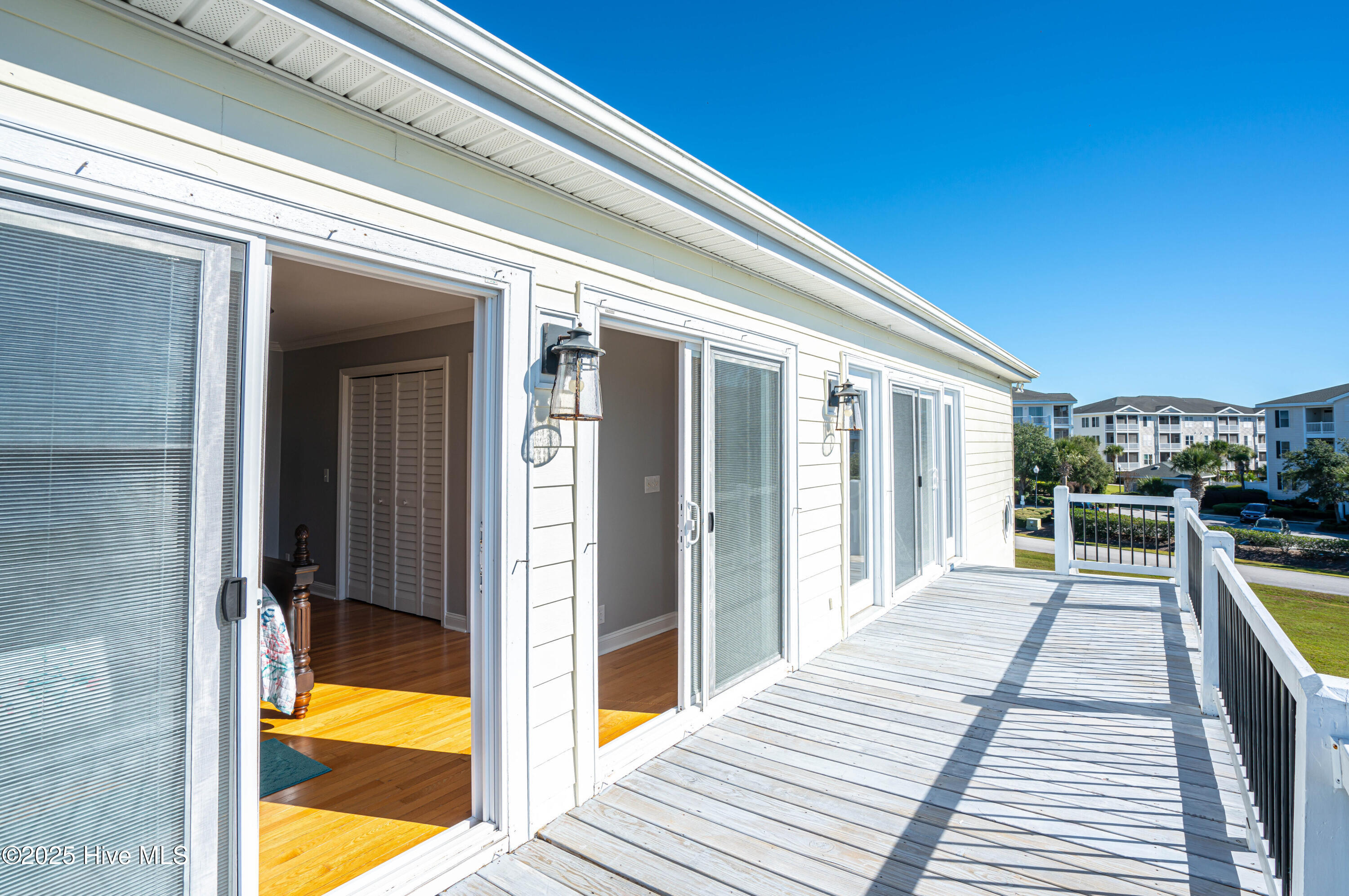 100539099 | Photo 63