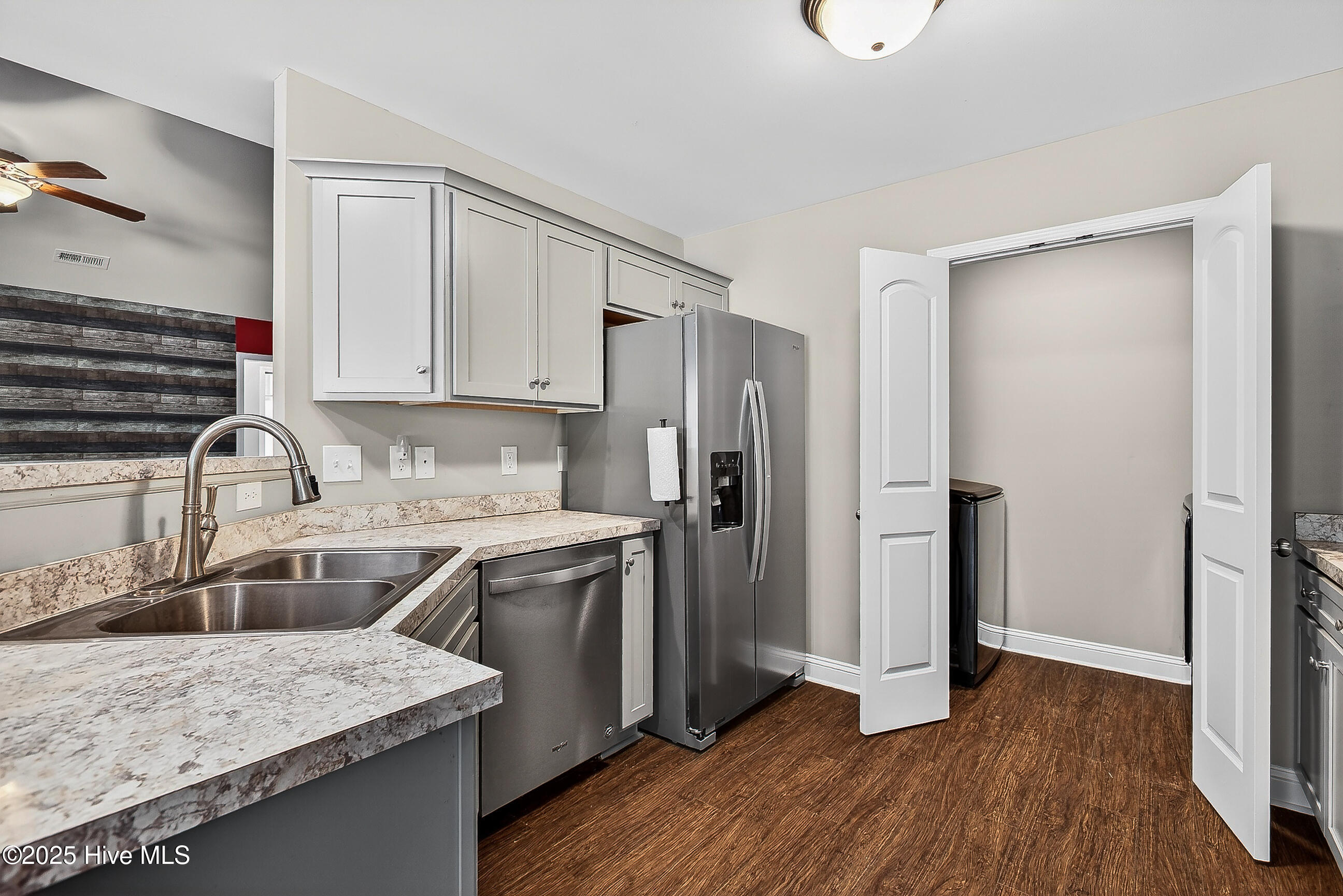 100545699 | Photo 23