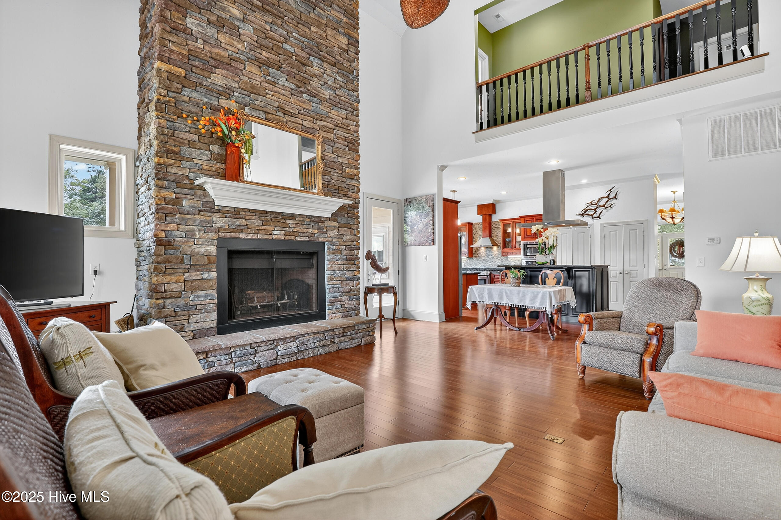 100527488 | Photo 29