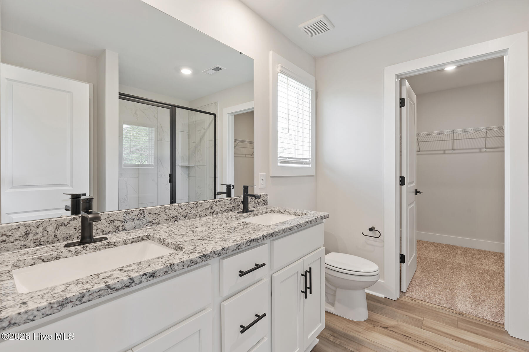 100563141 | Photo 15