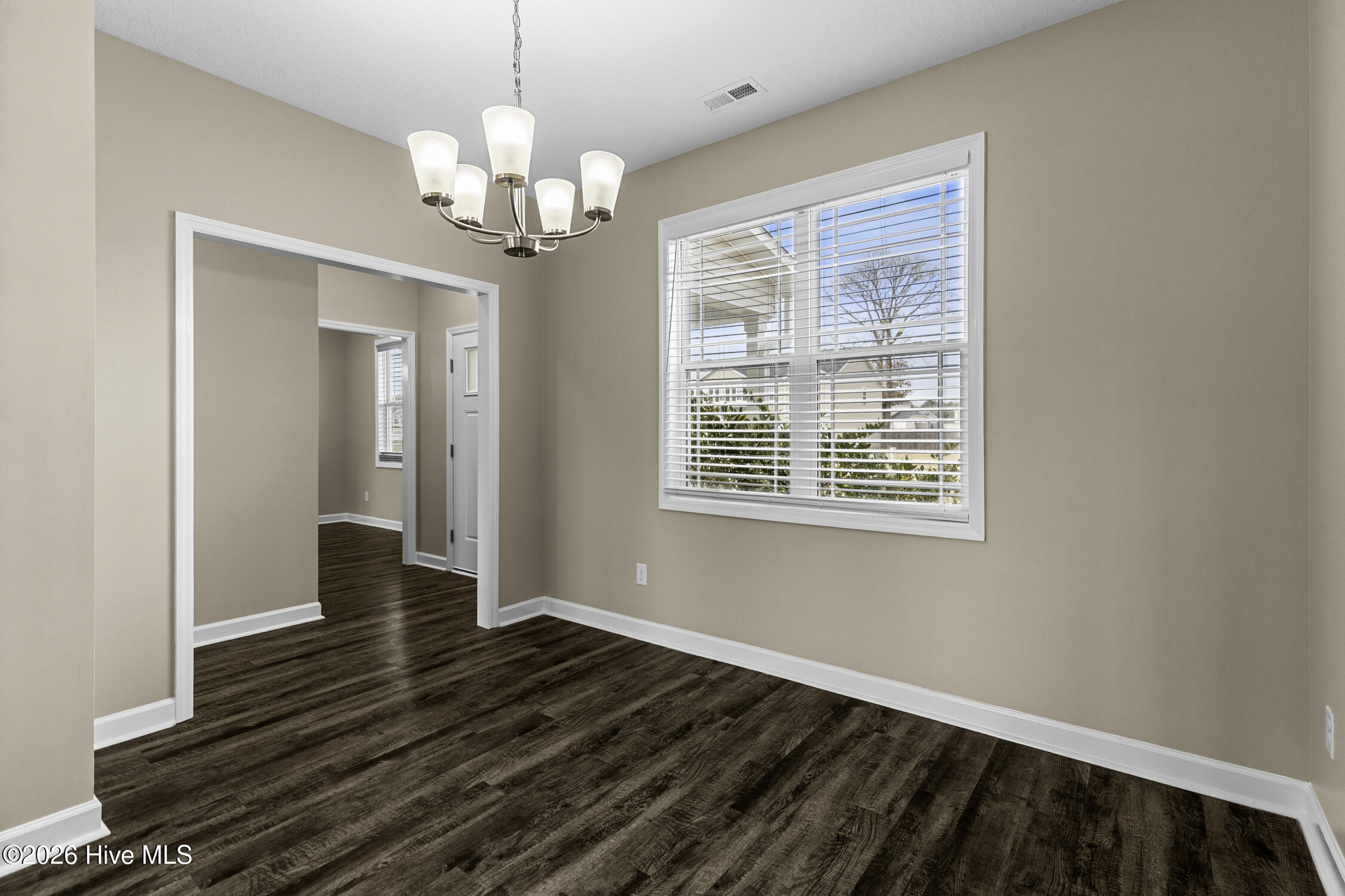 100548143 | Photo 18