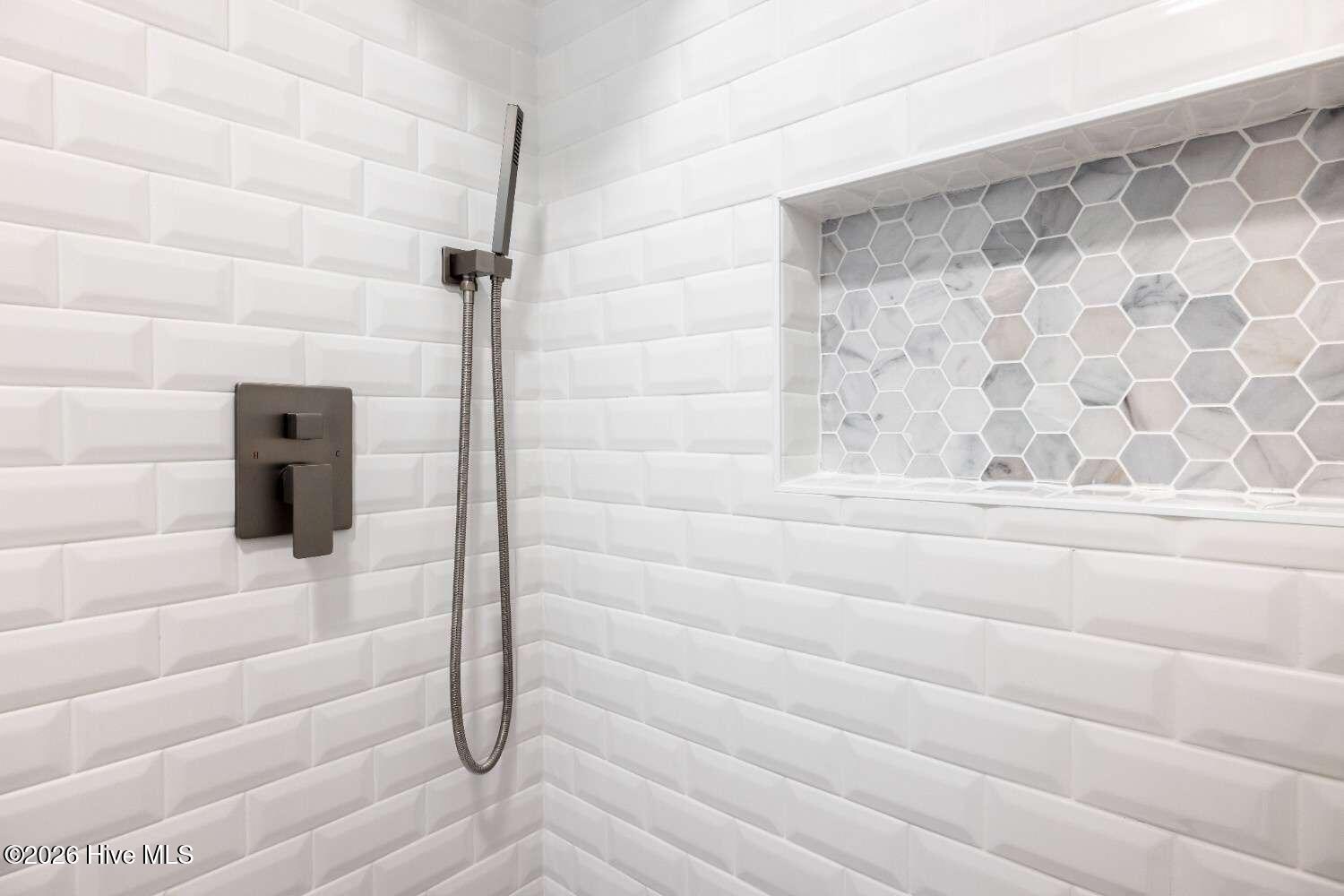 100549335 | Photo 23