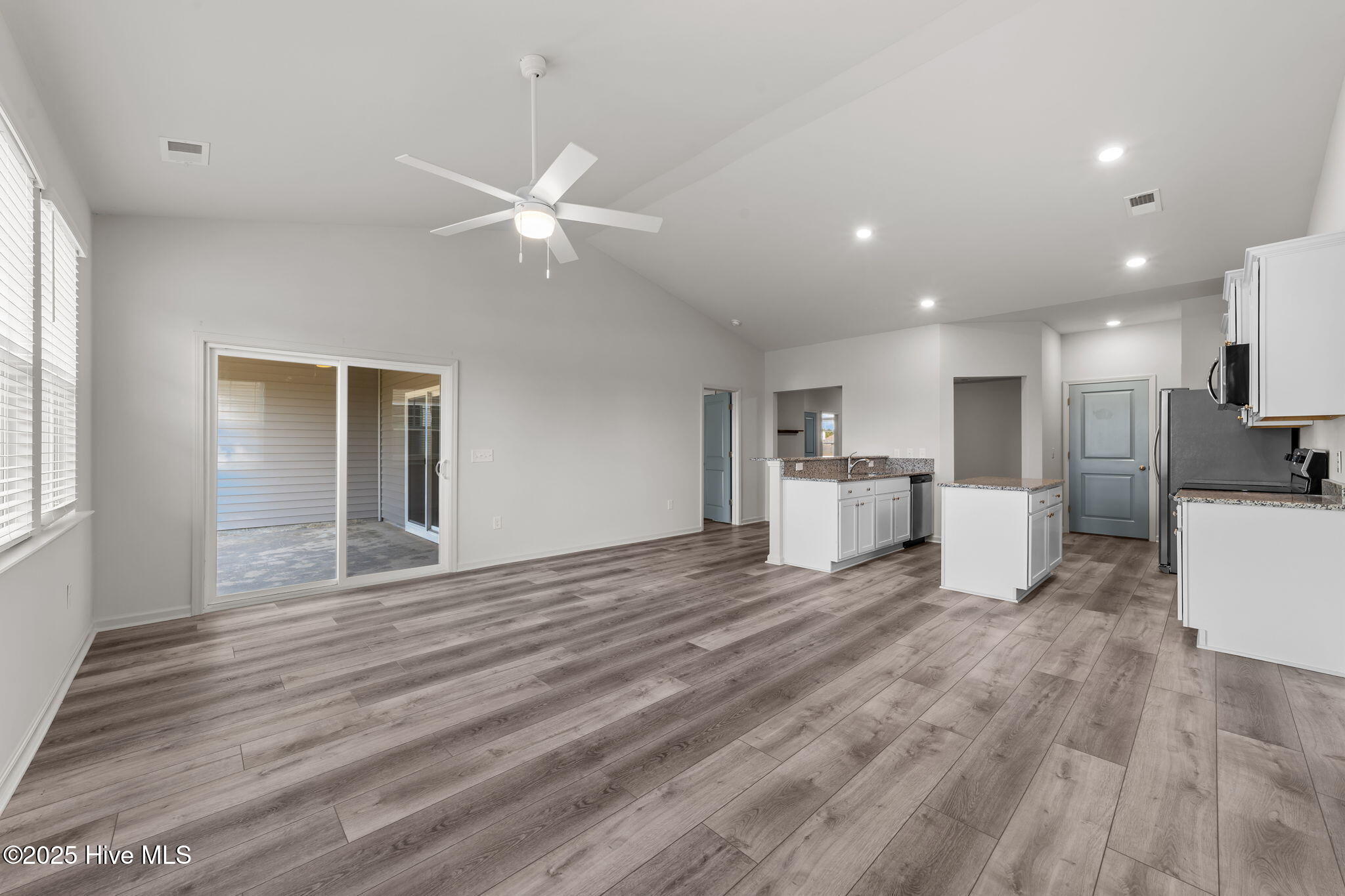 100533102 | Photo 16