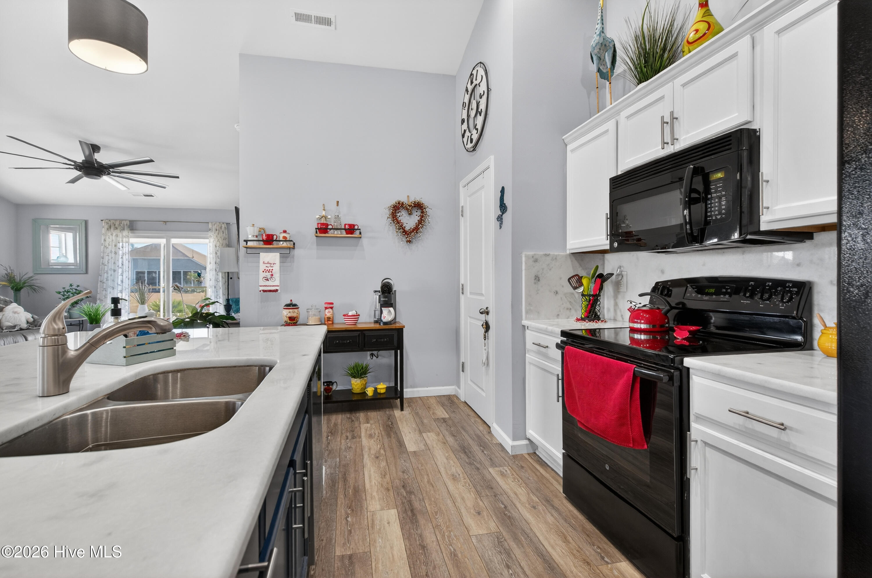 100557336 | Photo 18