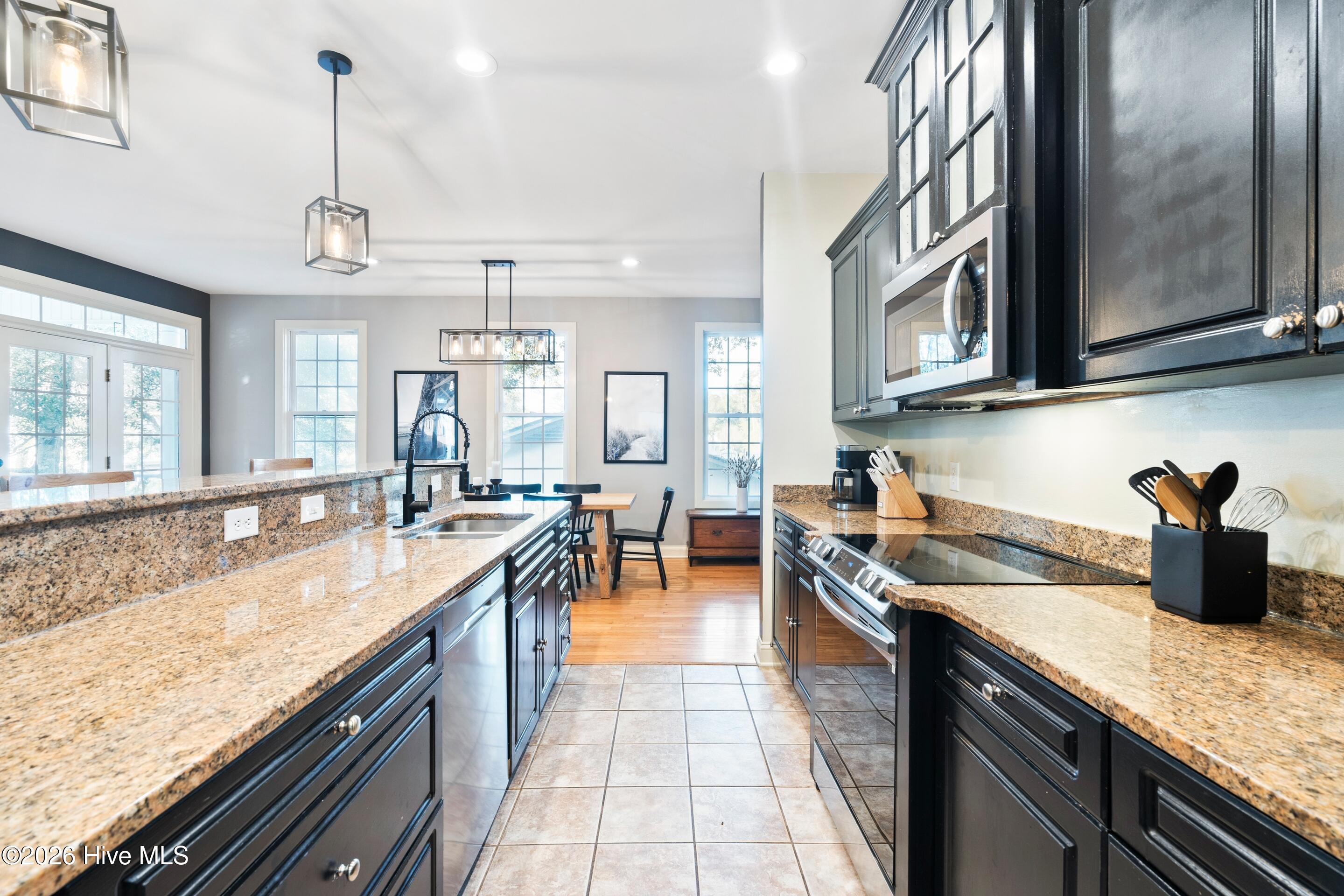 100549187 | Photo 33