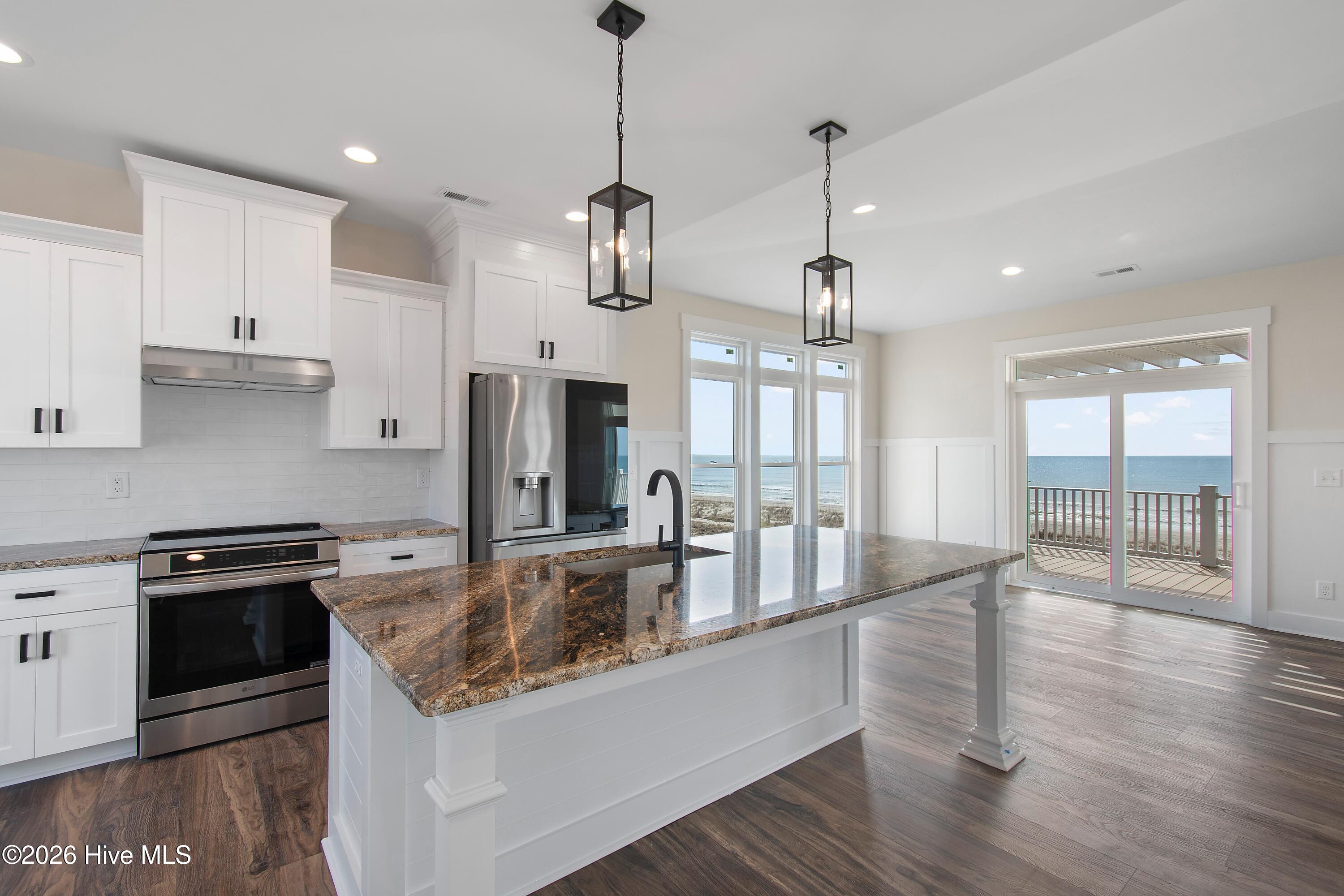 100525710 | Photo 14