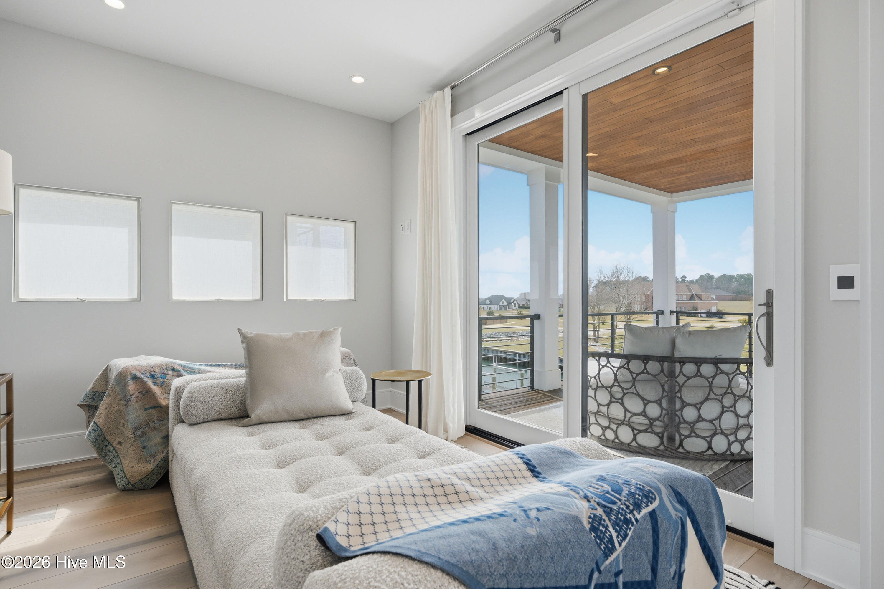 100567165 | Photo 41