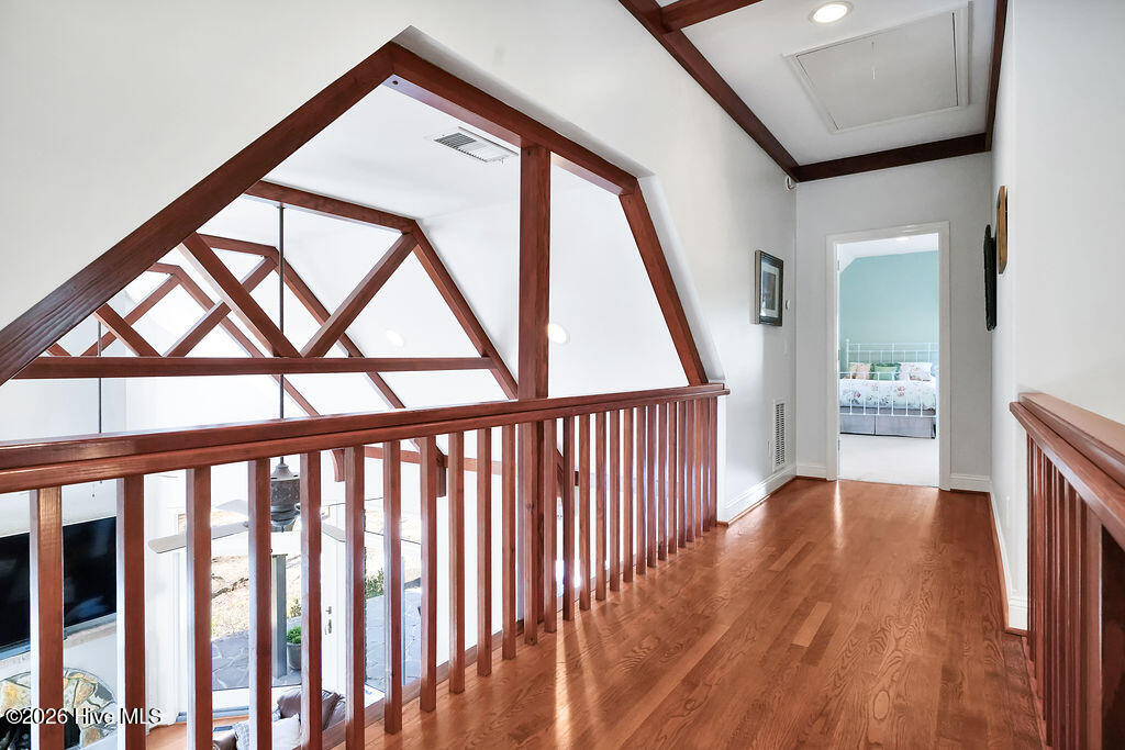 100564190 | Photo 44