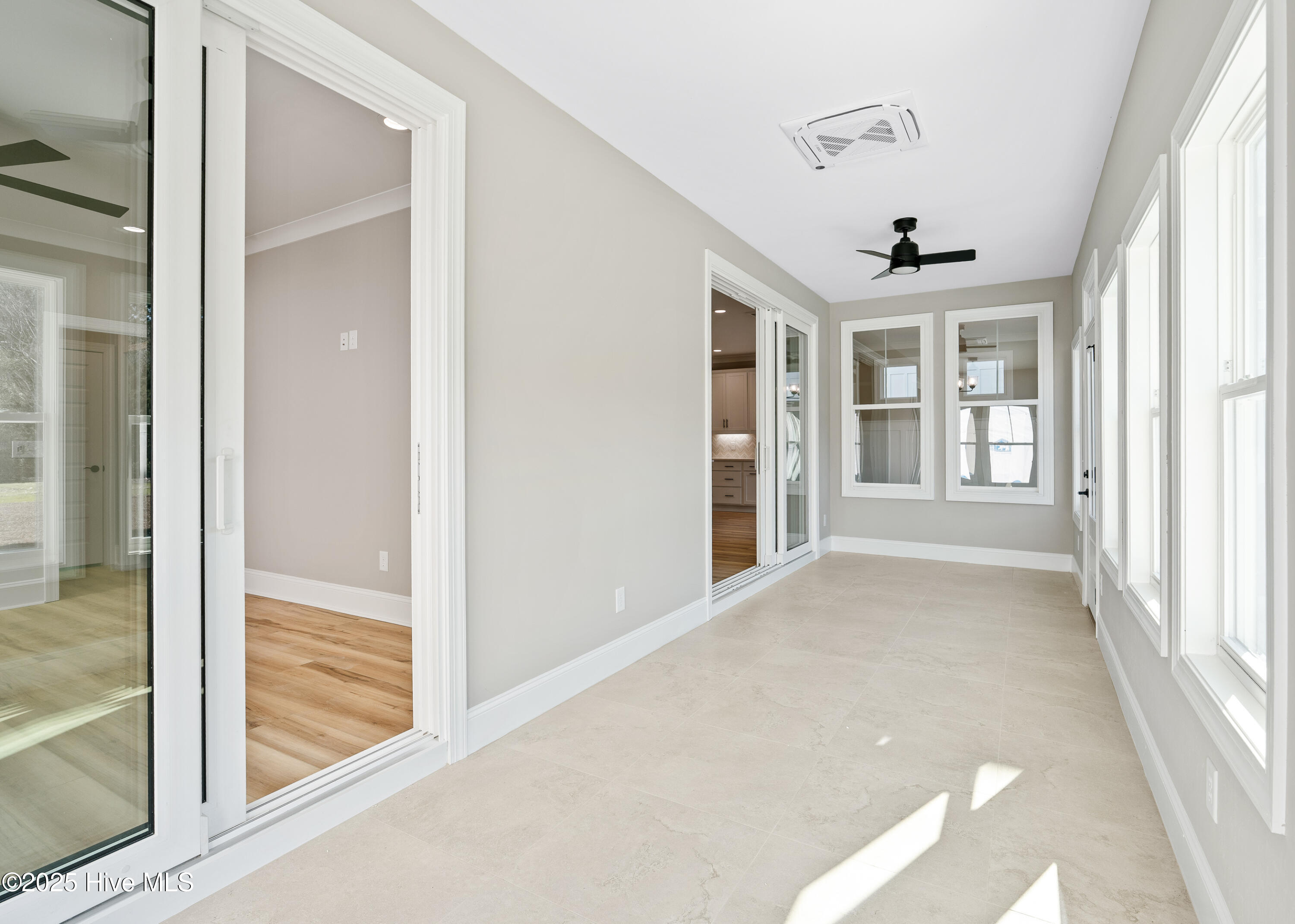 100537185 | Photo 17