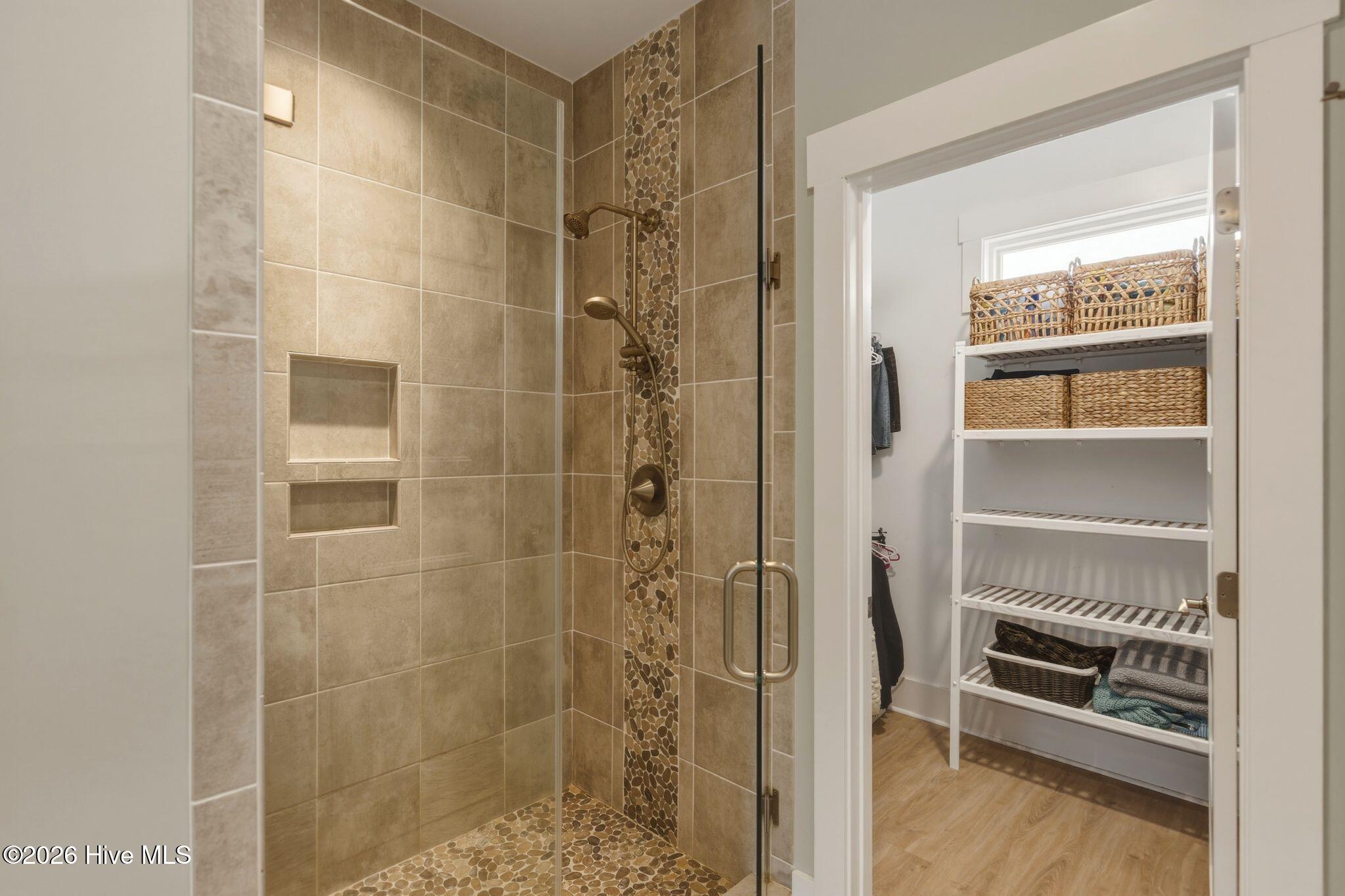 100562049 | Photo 28