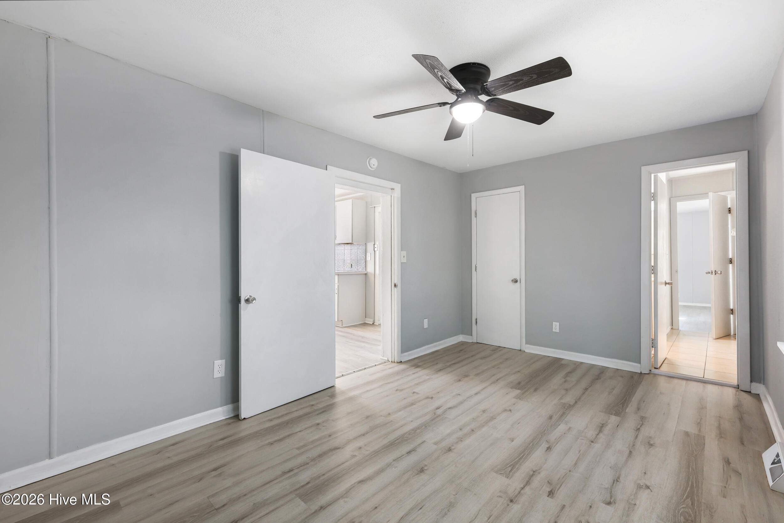 100561593 | Photo 13