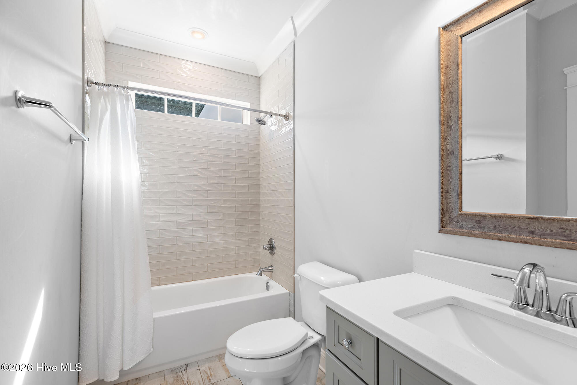 100568676 | Photo 23