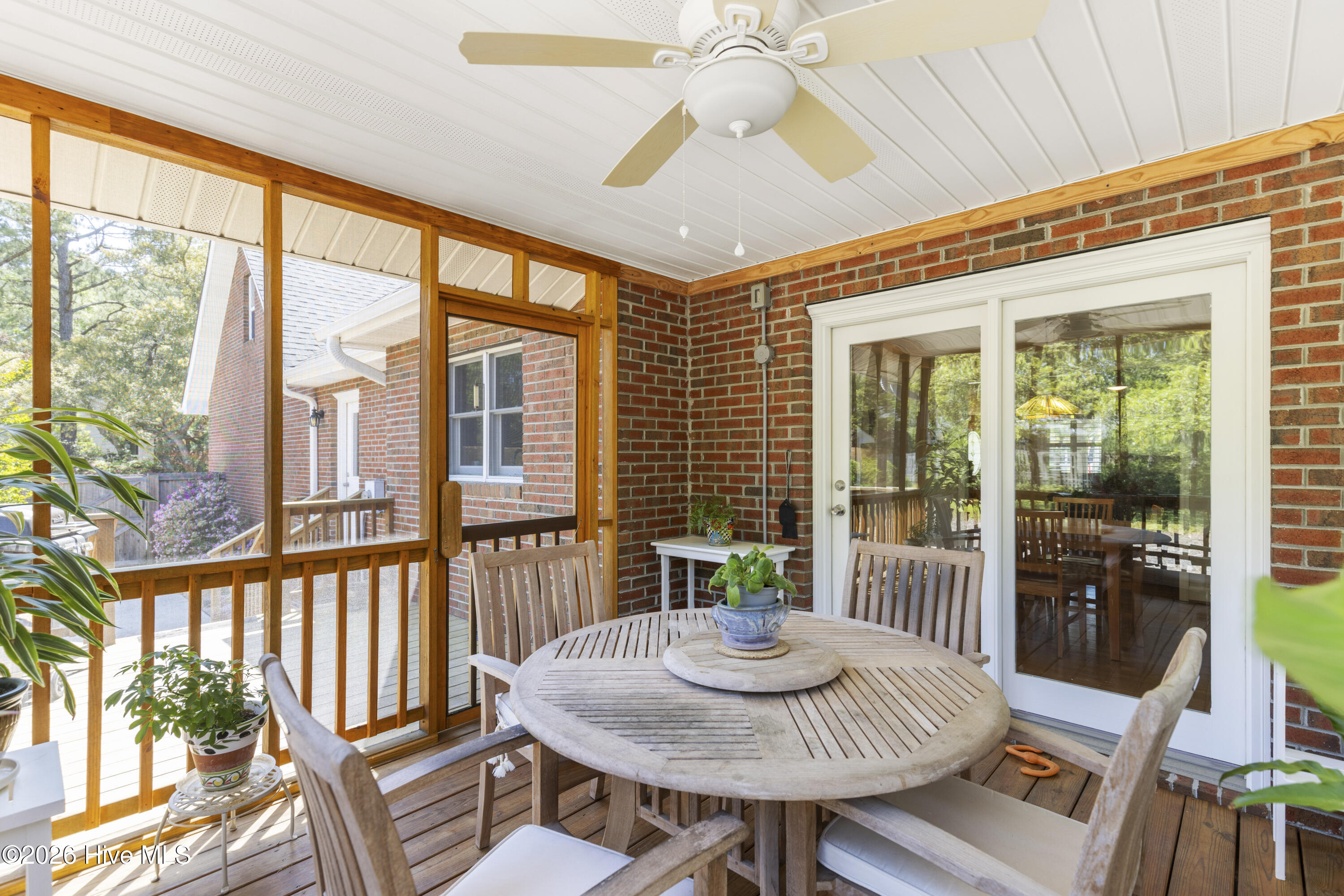 100569579 | Photo 16