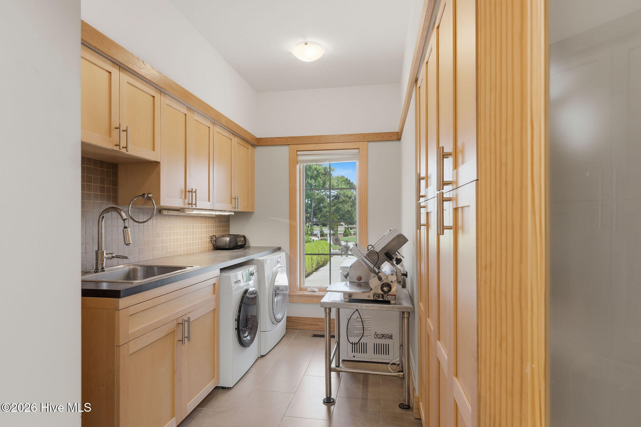 100569152 | Photo 48