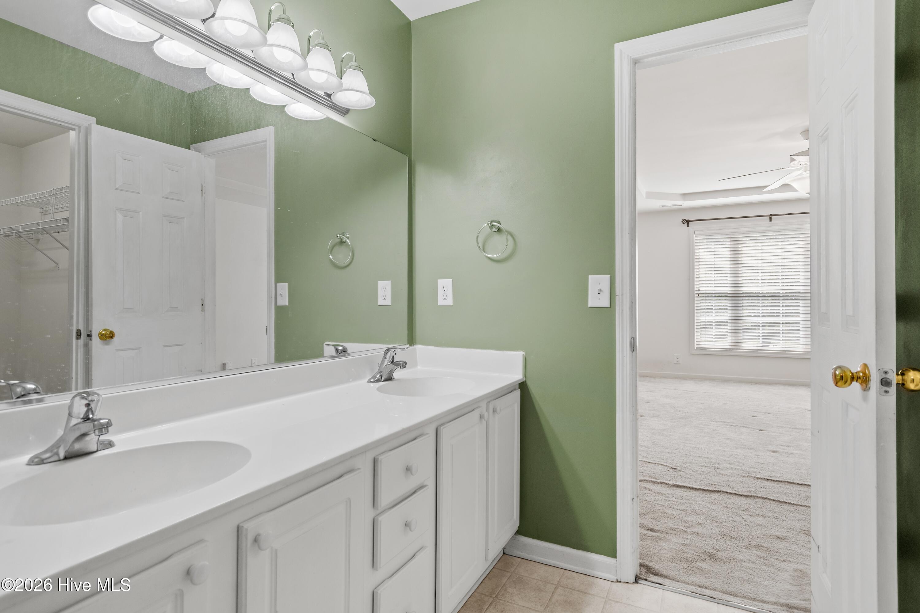 100569174 | Photo 21