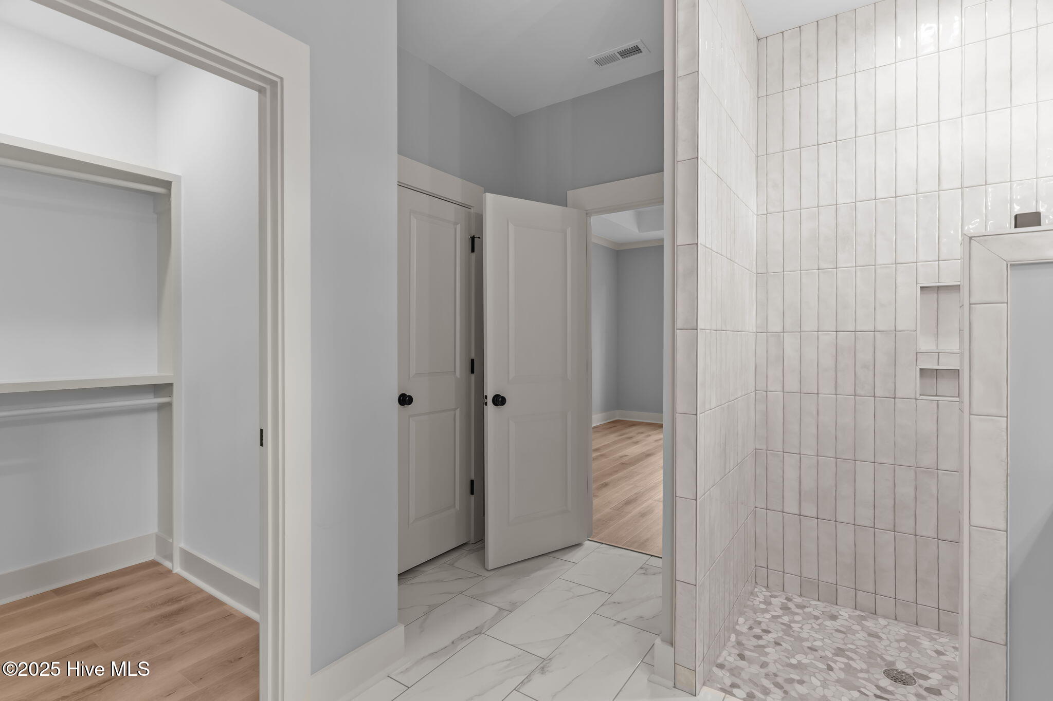 100525046 | Photo 26