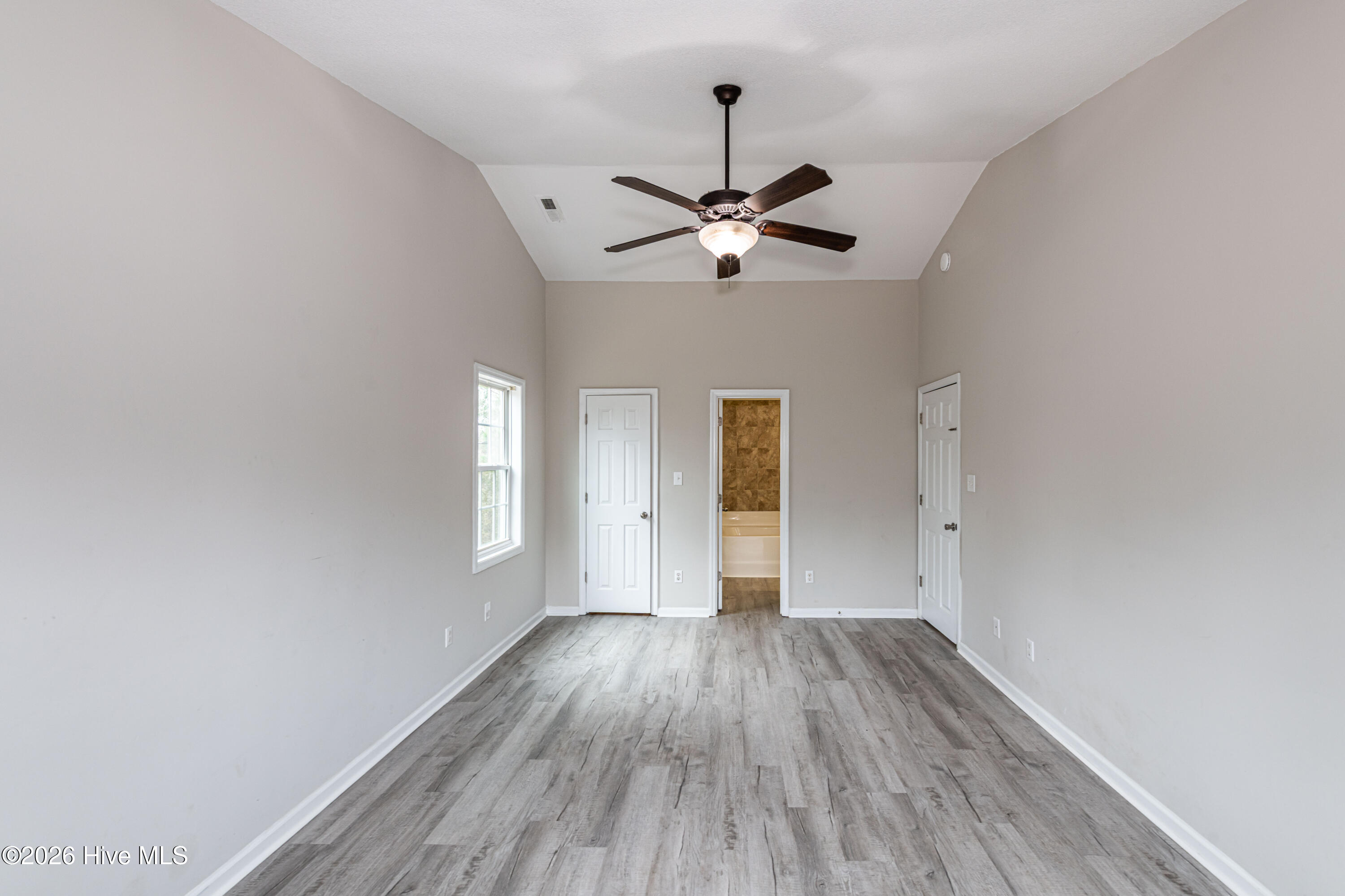 100557262 | Photo 24