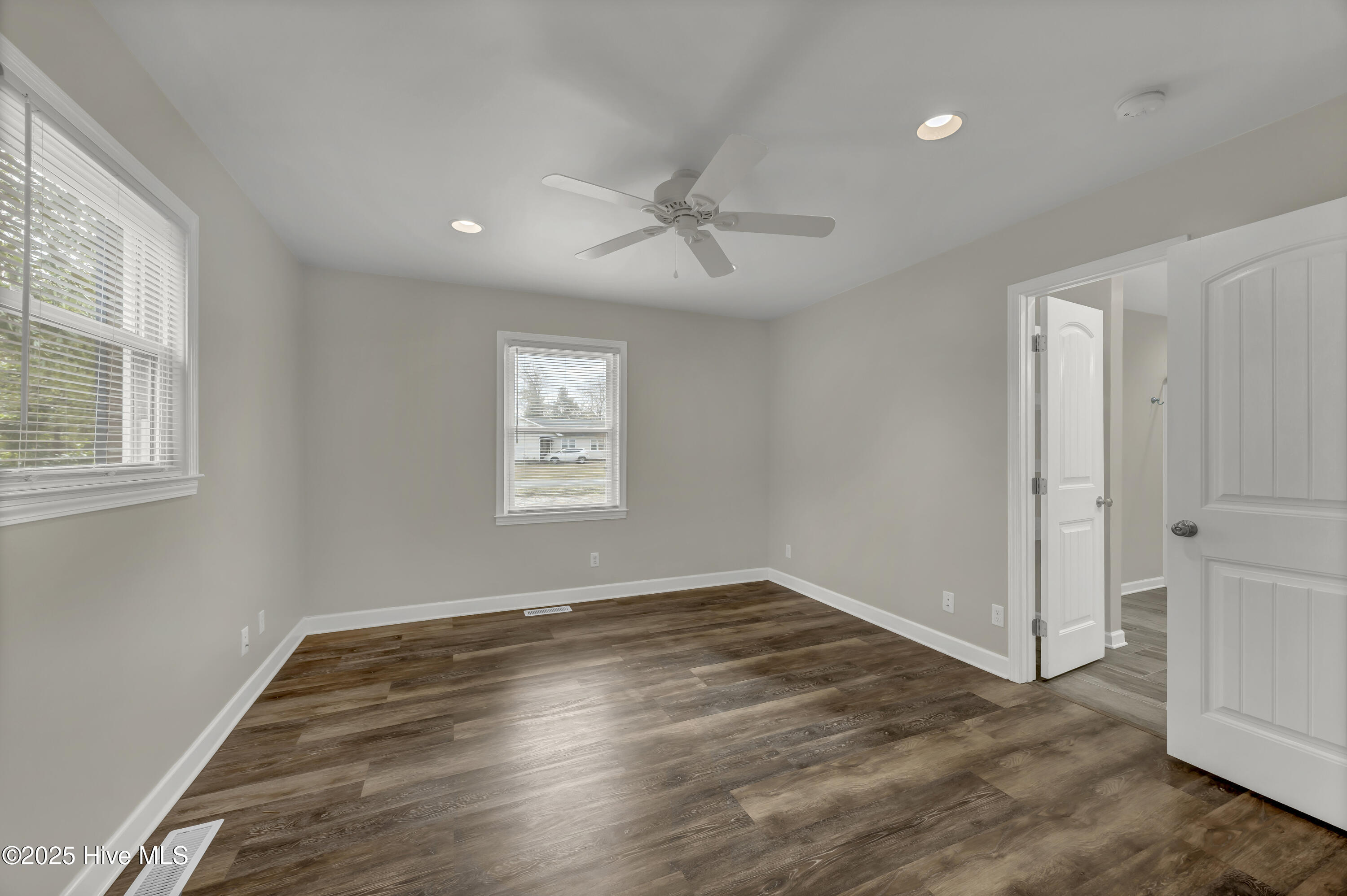 100543844 | Photo 13