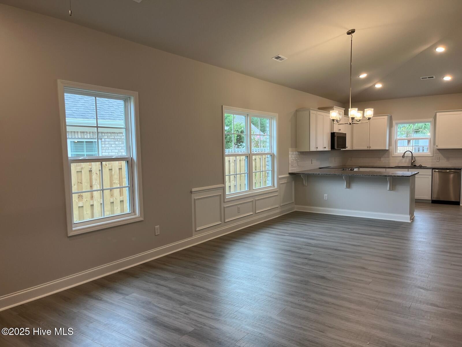 100426037 | Photo 10