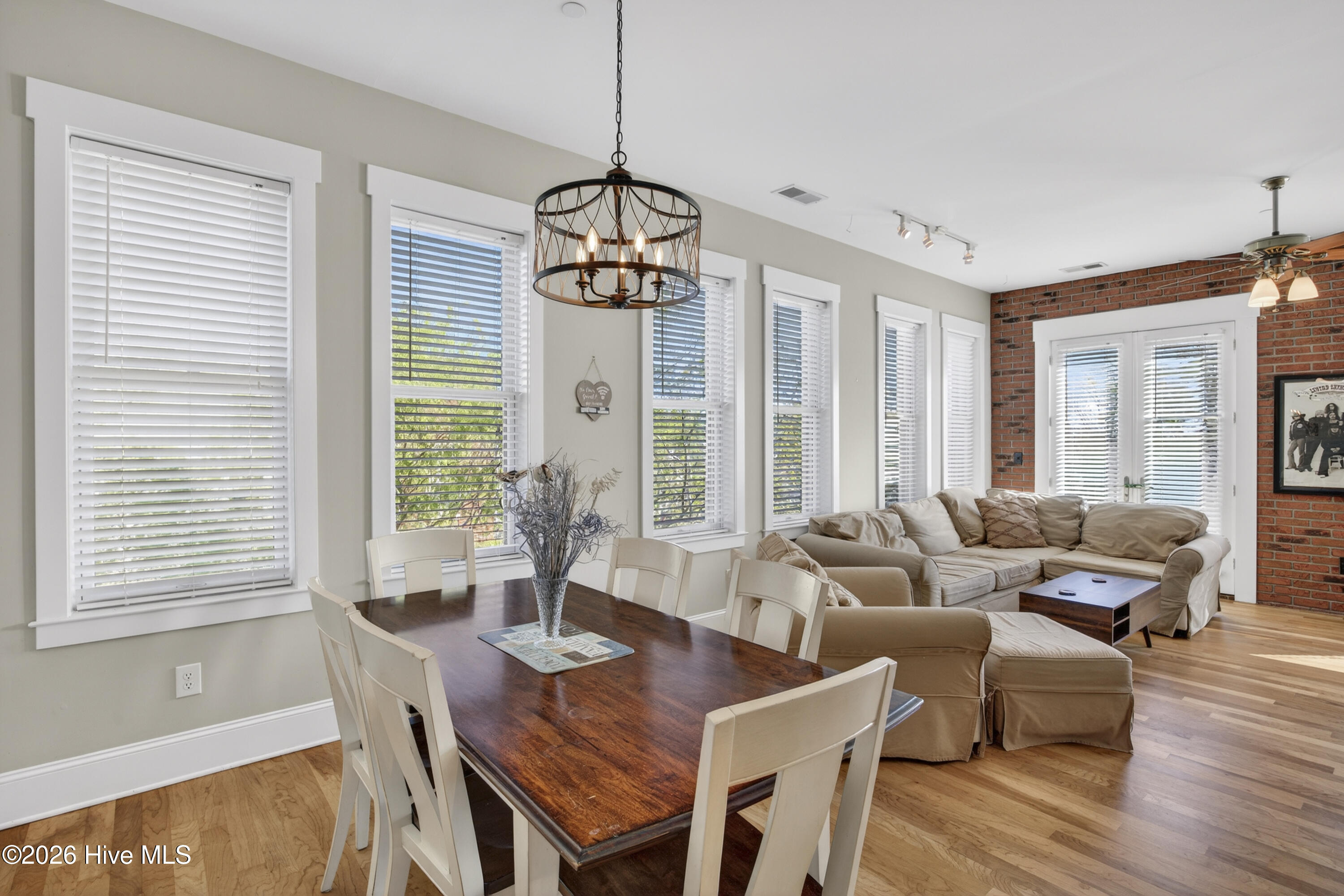 100562157 | Photo 18