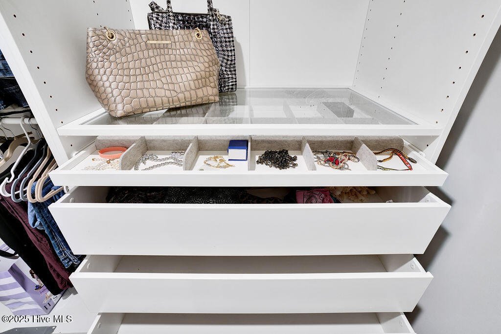 100542156 | Photo 27