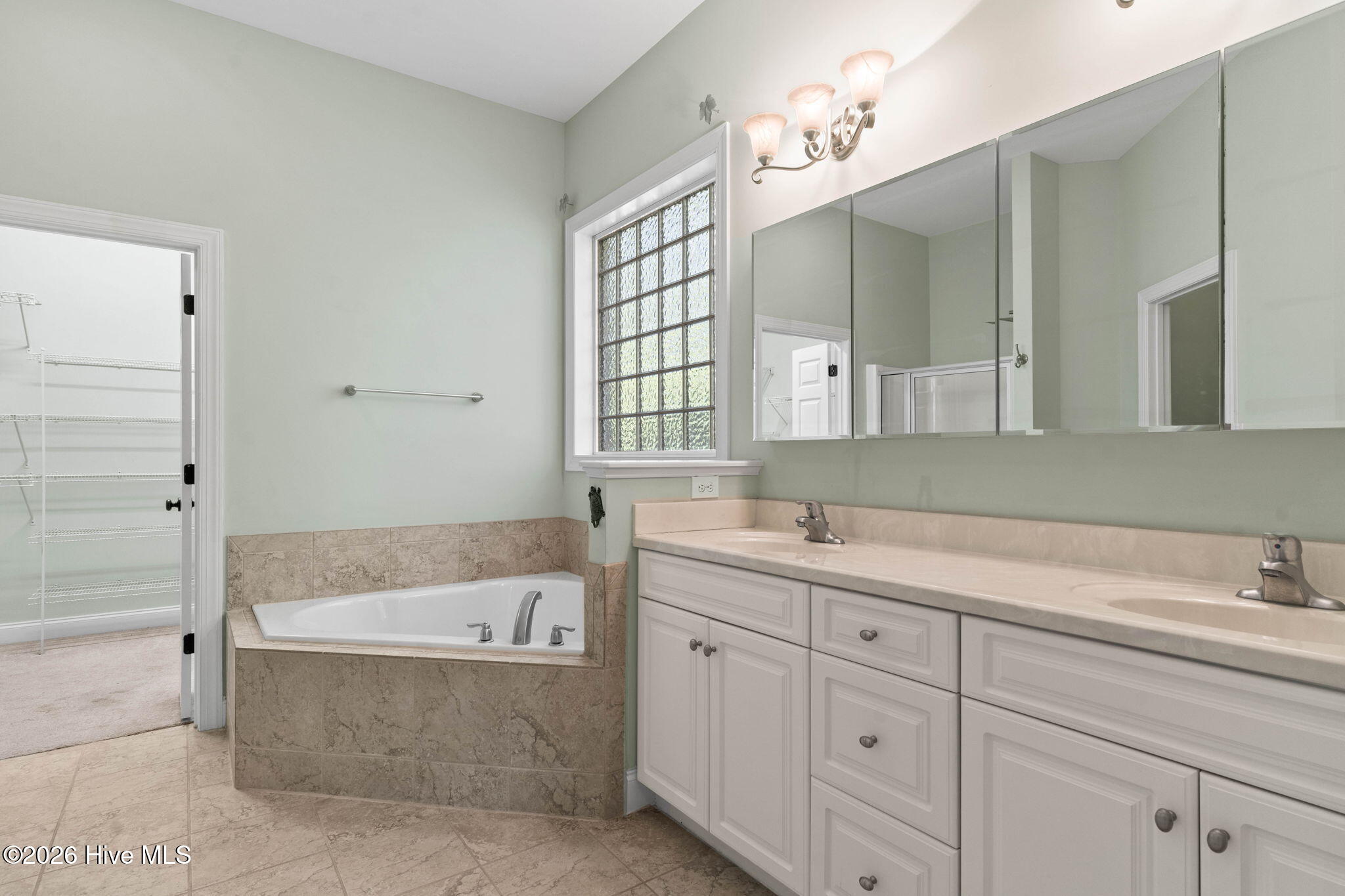 100568005 | Photo 21