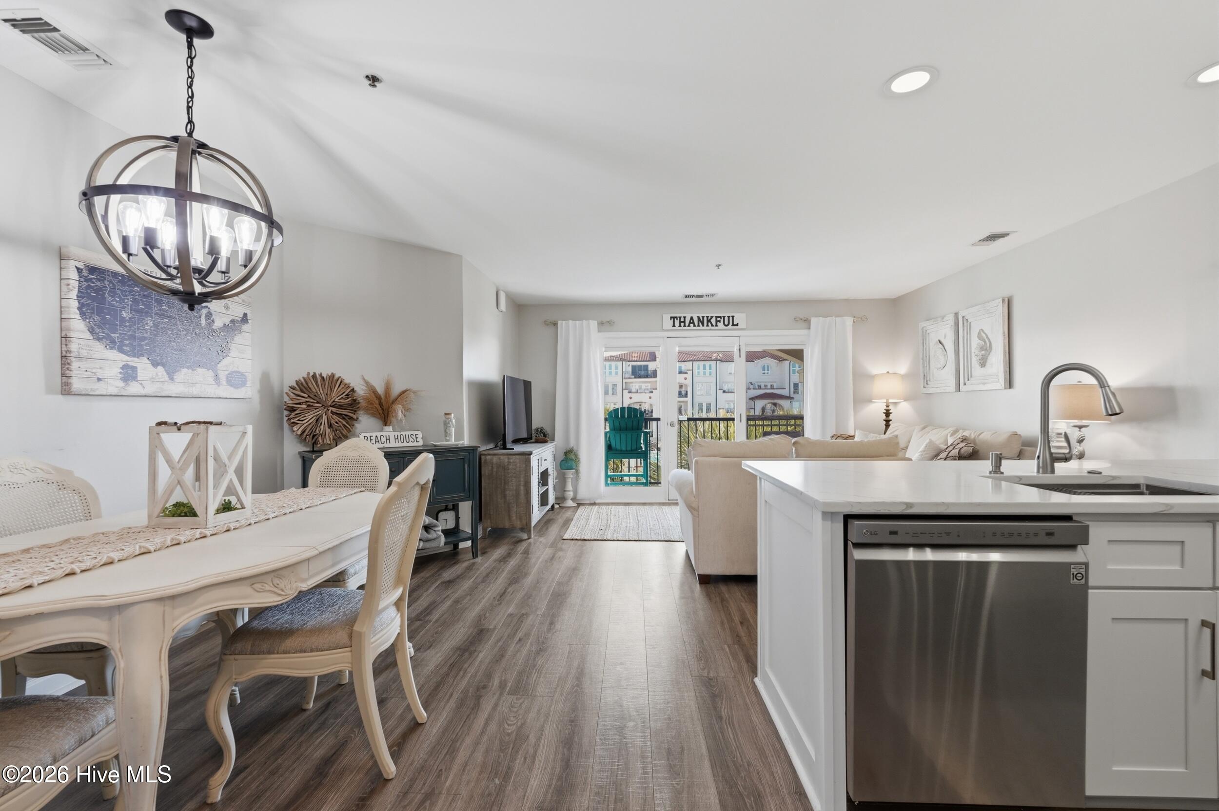 100560519 | Photo 16