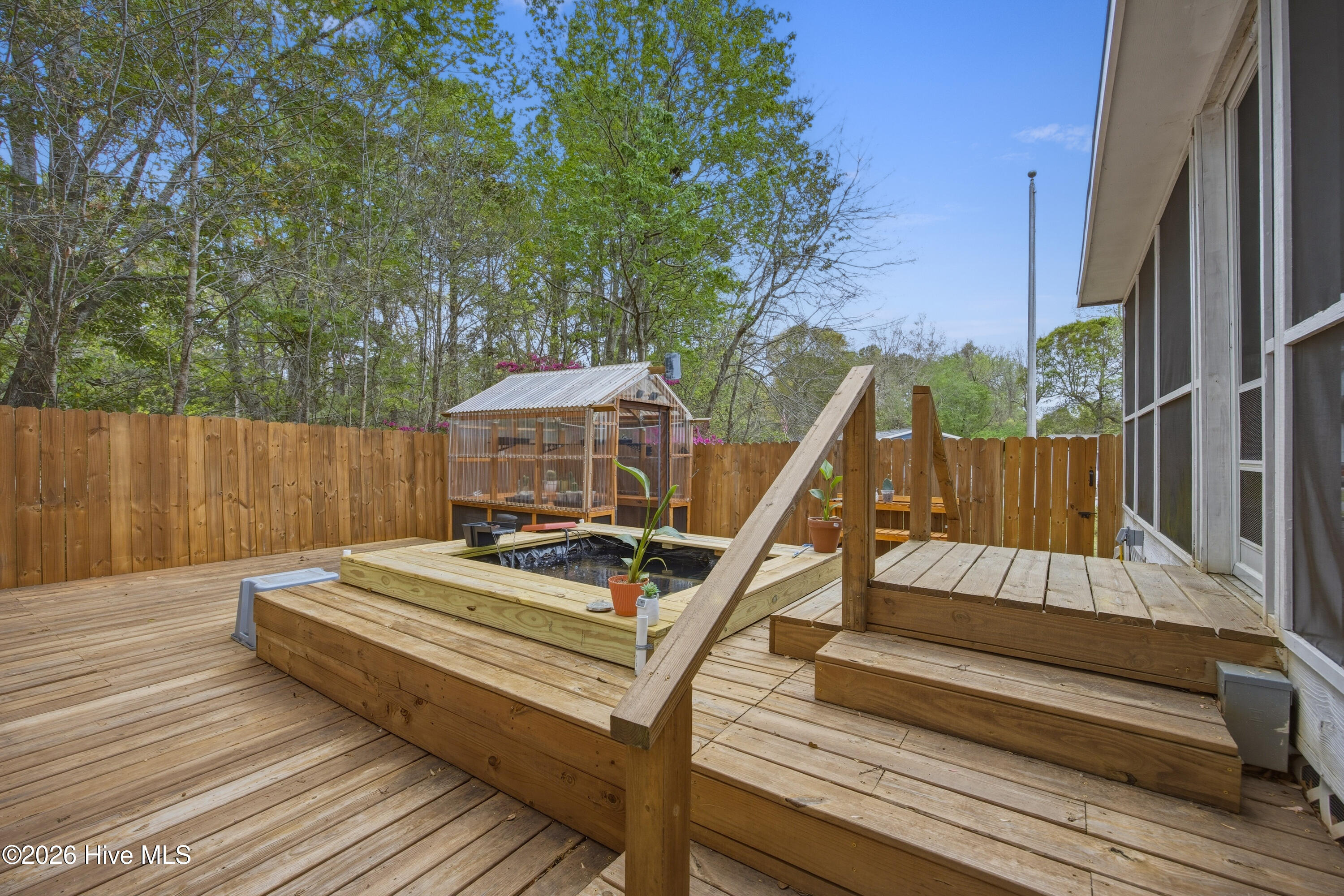 100565028 | Photo 38