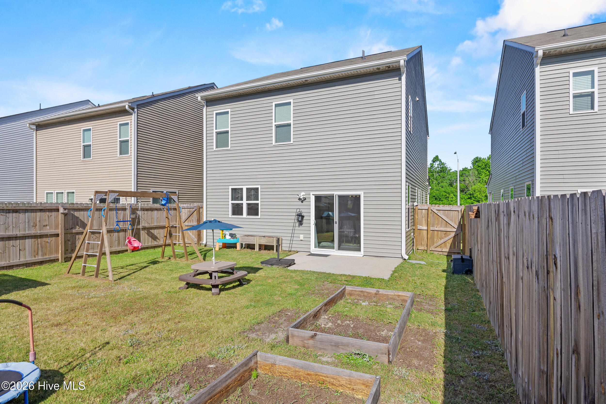 100568989 | Photo 32