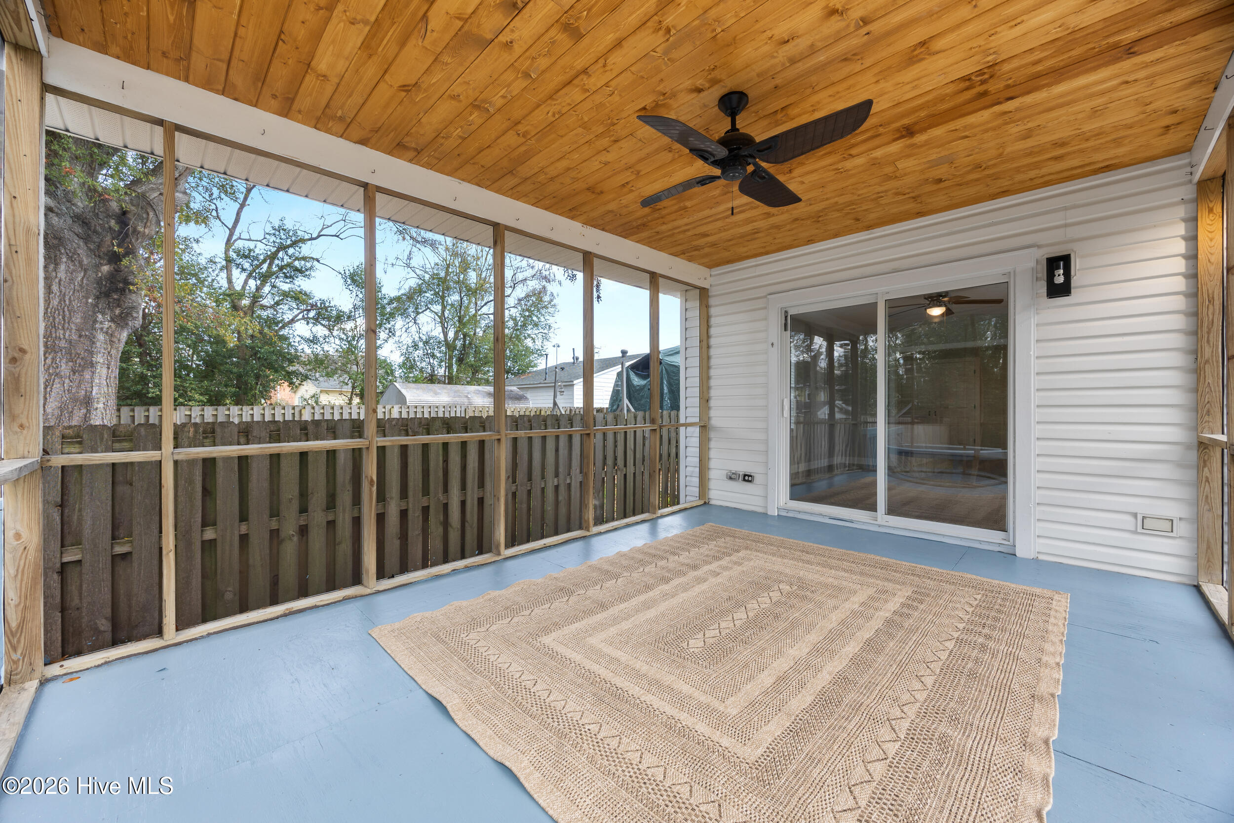 100558916 | Photo 27