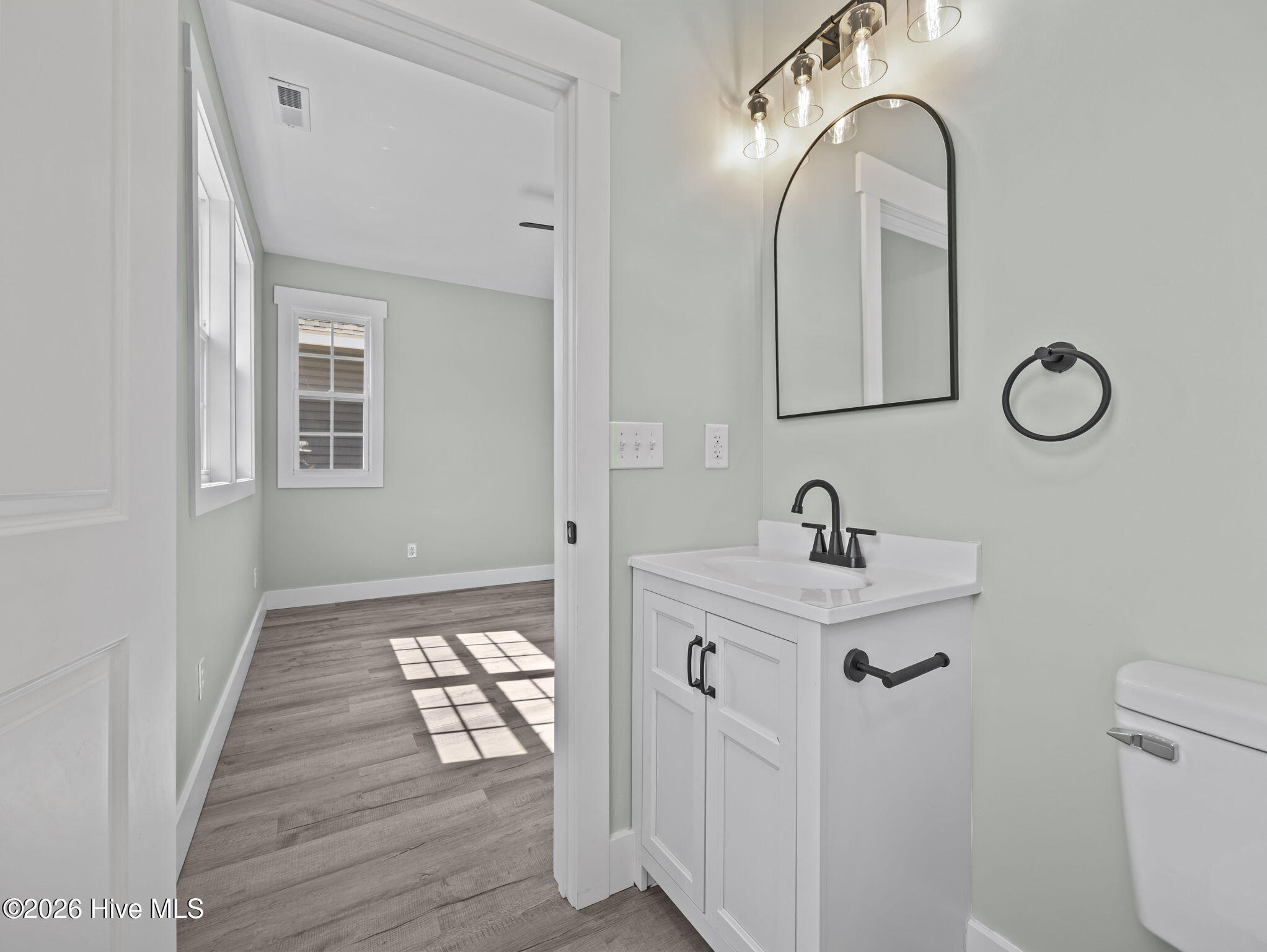 100566341 | Photo 37