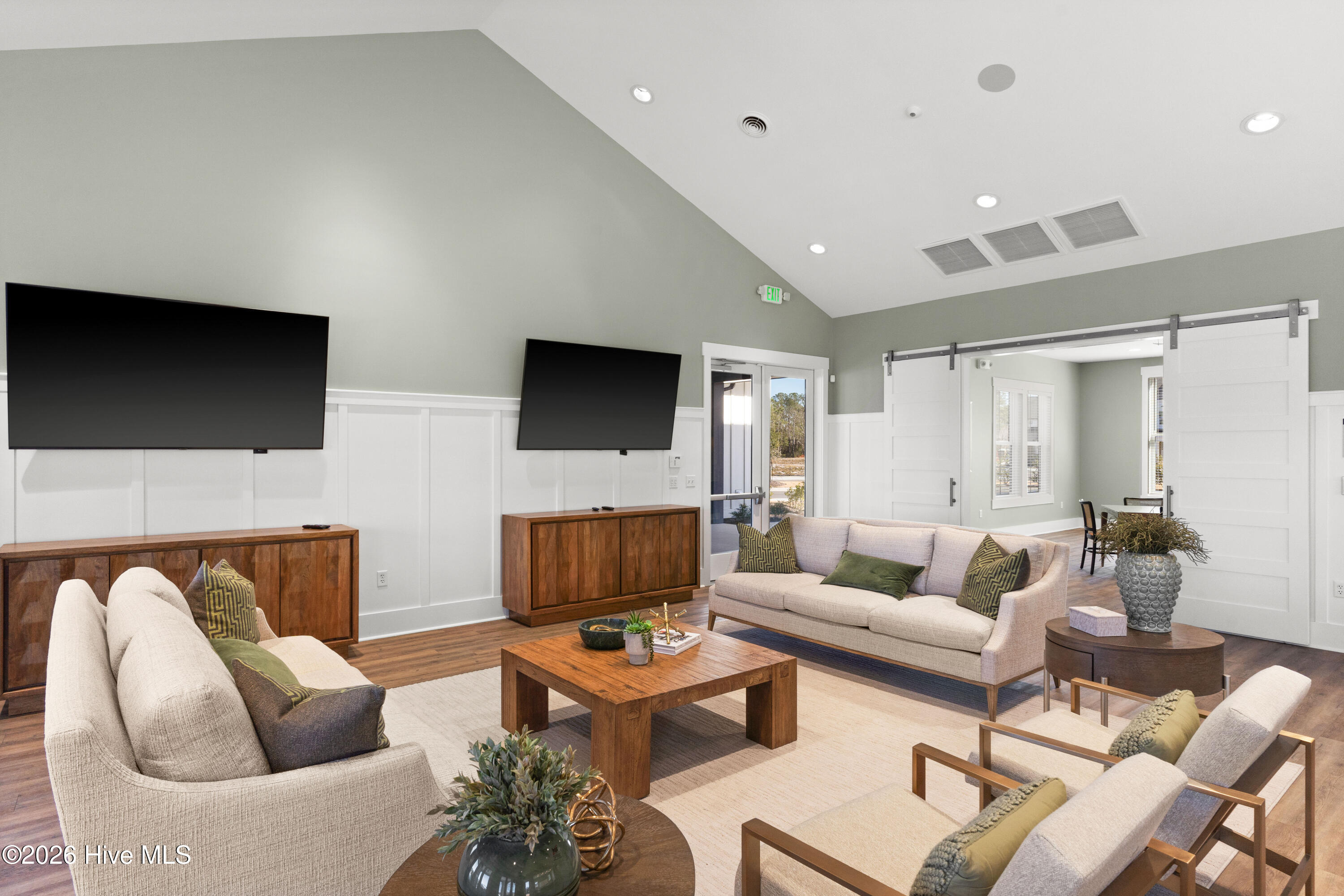 100561553 | Photo 50