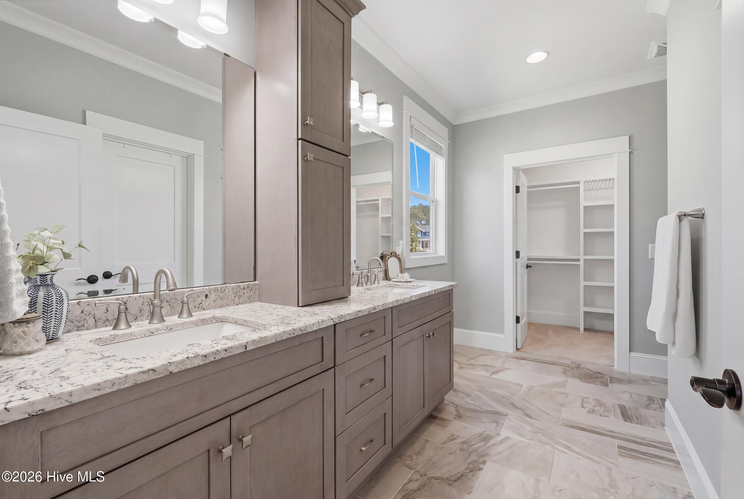 100567823 | Photo 41