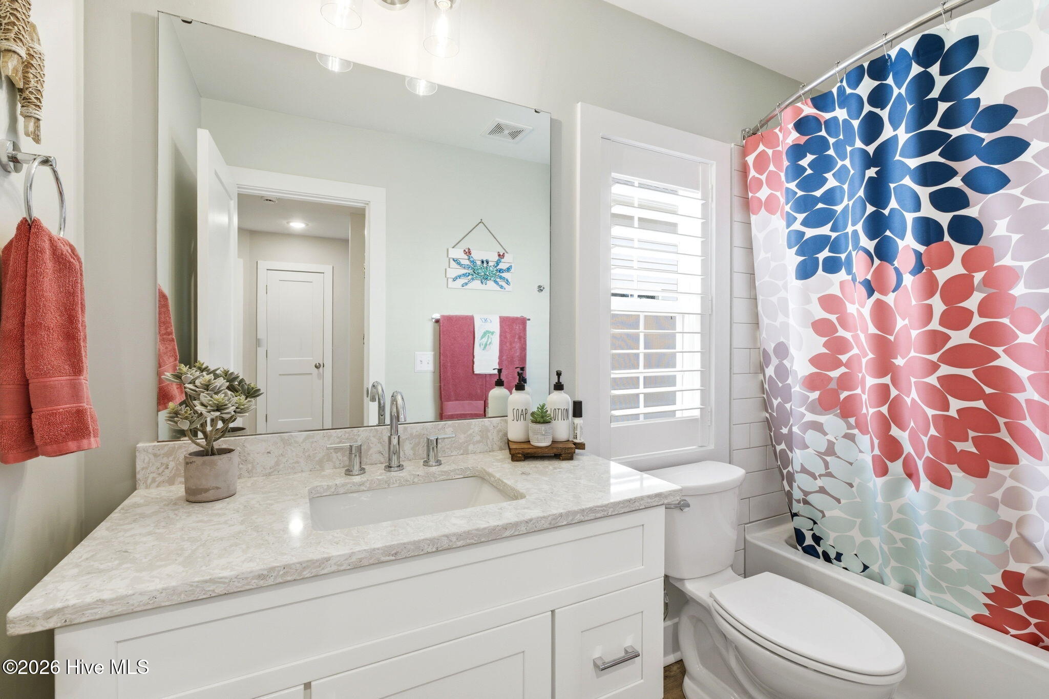 100567990 | Photo 22