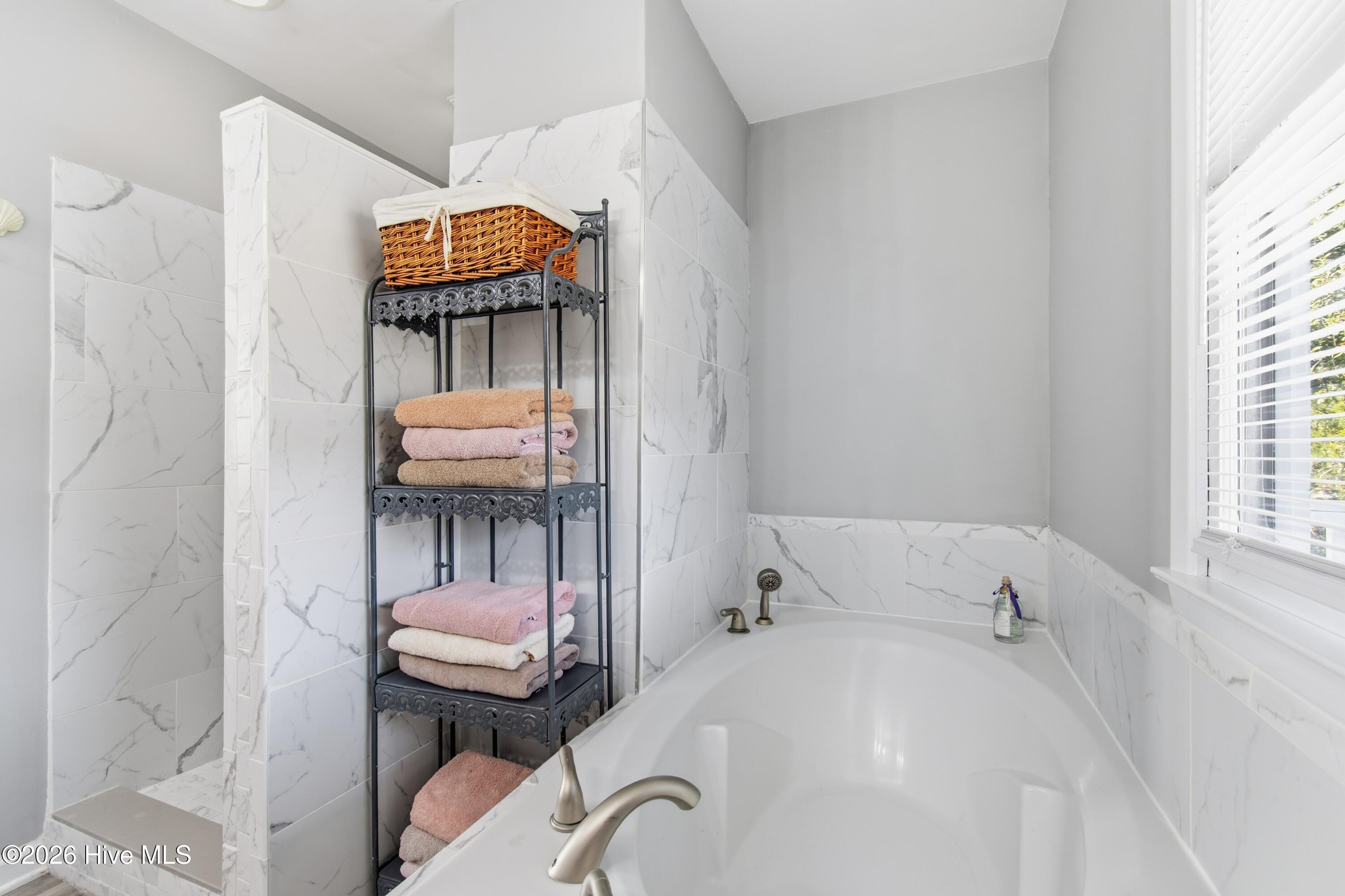 100549205 | Photo 42