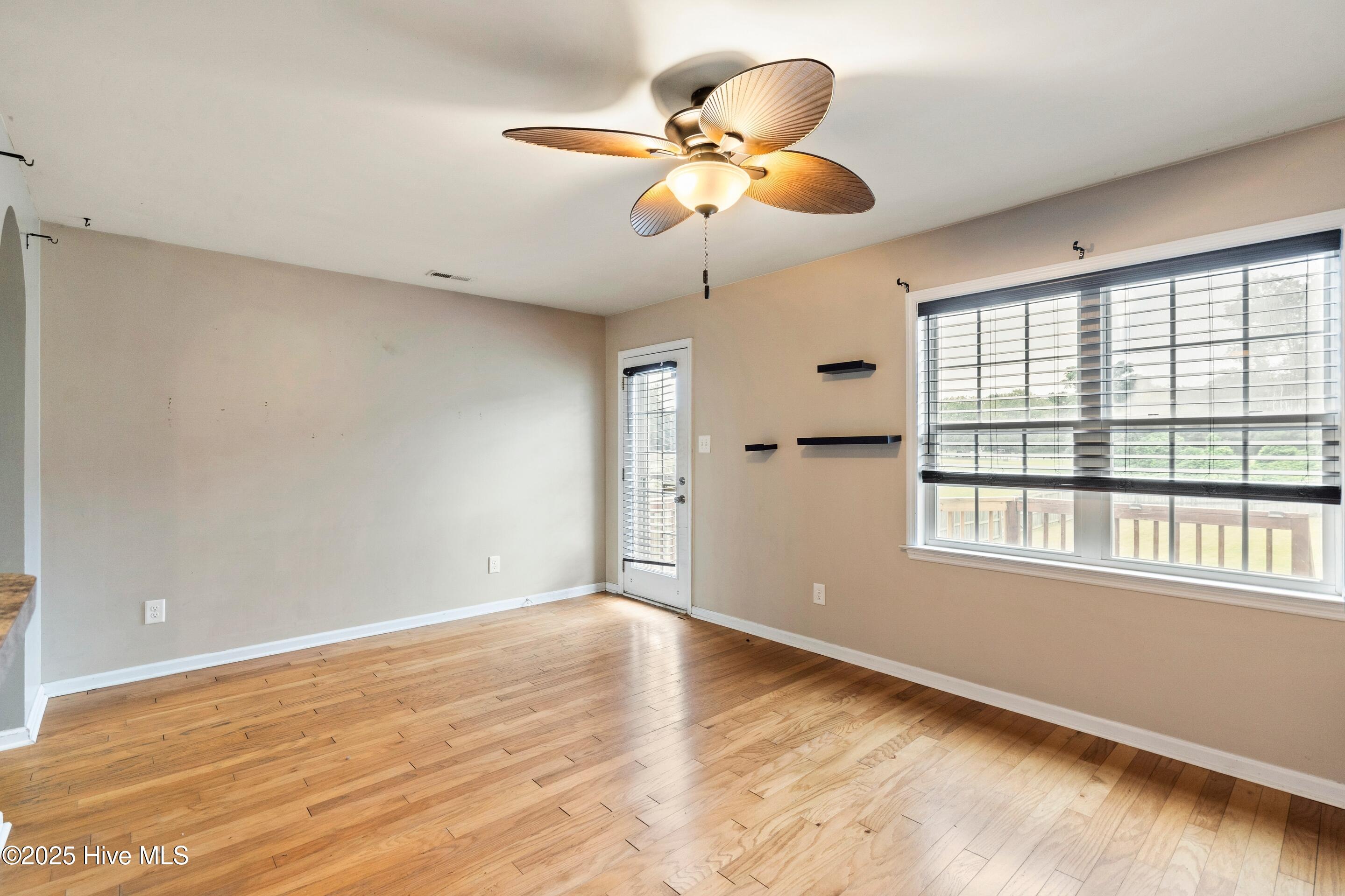 100530465 | Photo 25