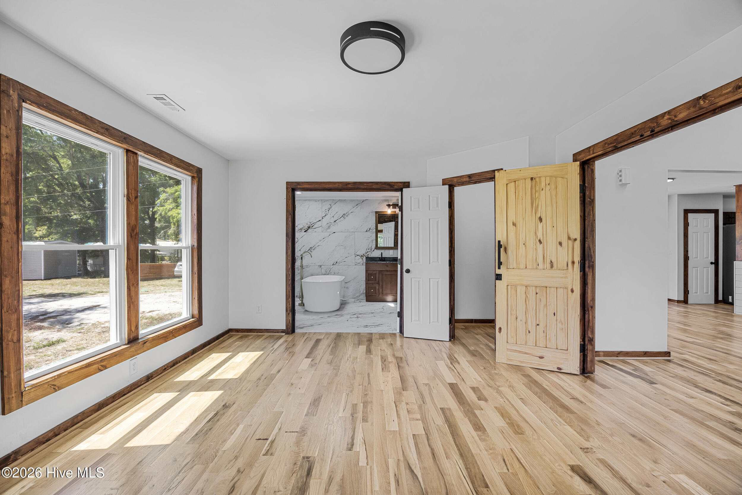 100568945 | Photo 36