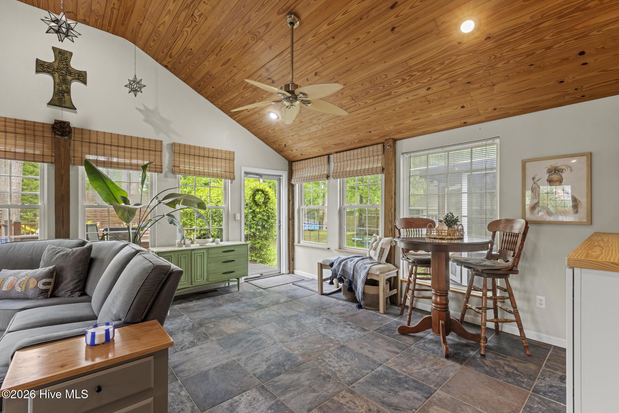 100569223 | Photo 24