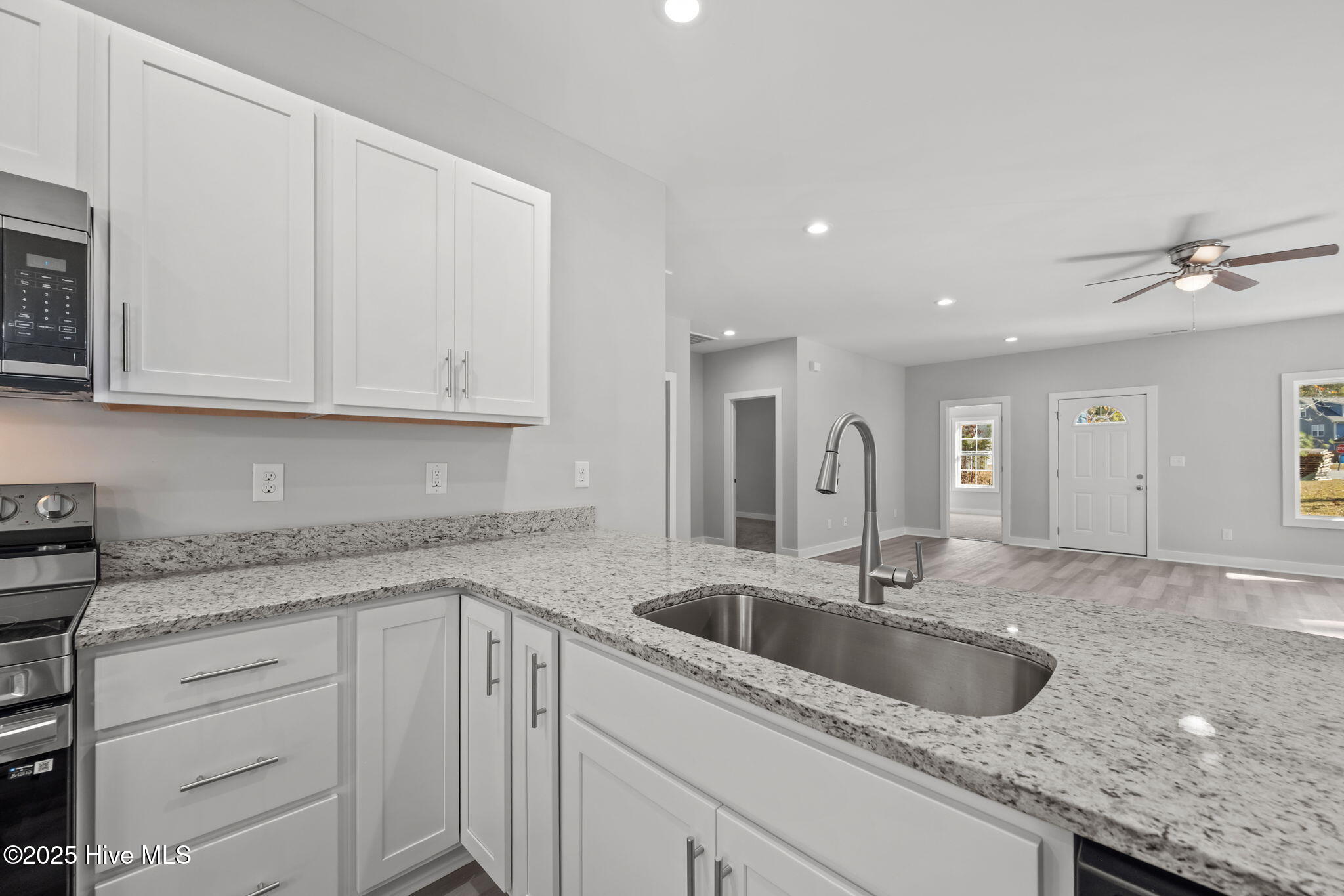 100542869 | Photo 14