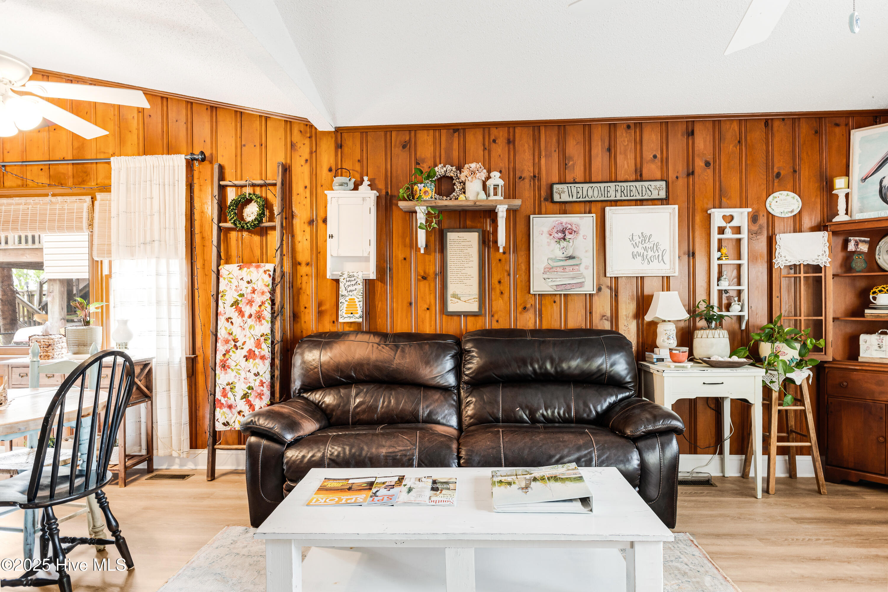 100533103 | Photo 11