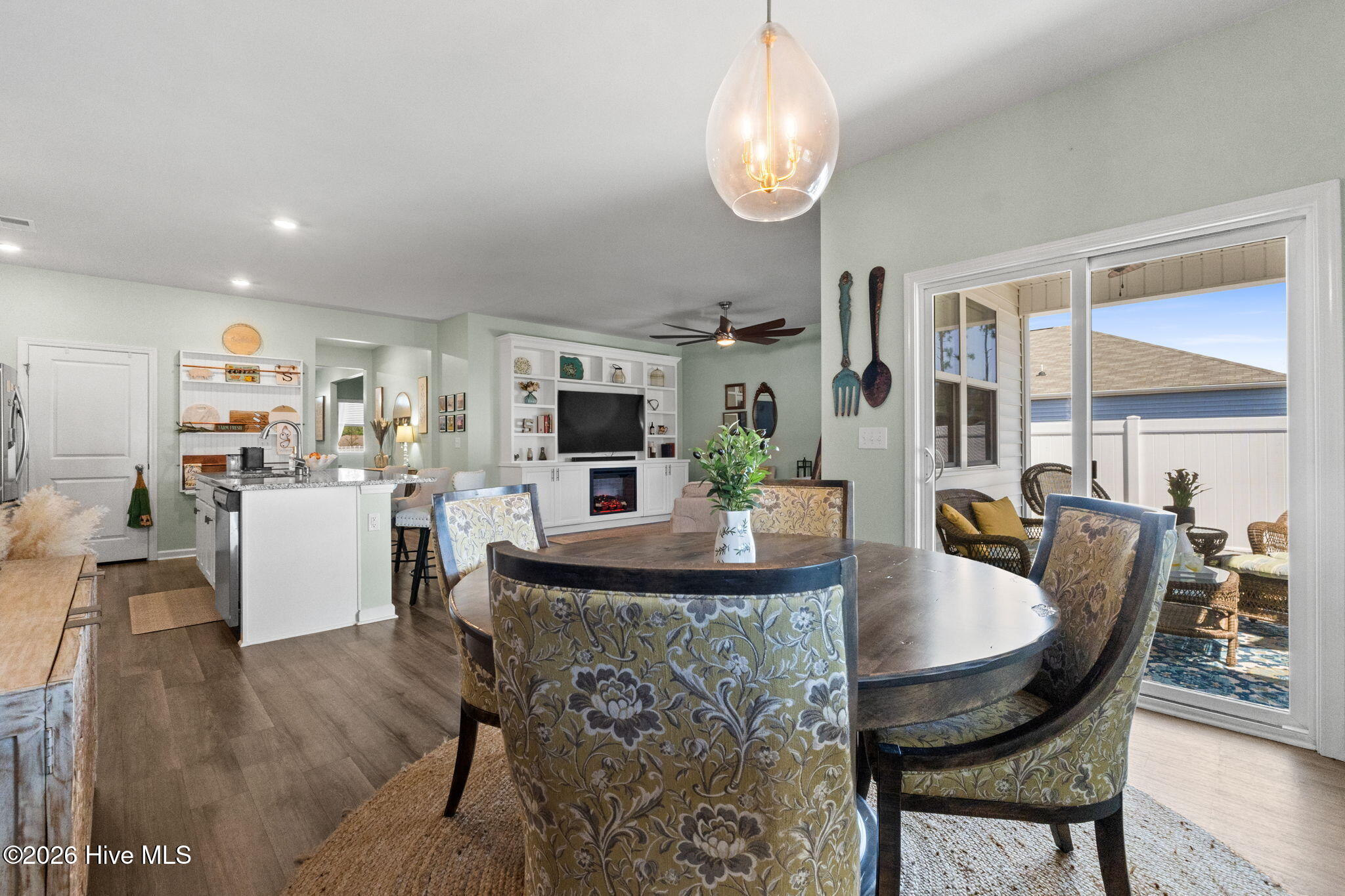 100568064 | Photo 14